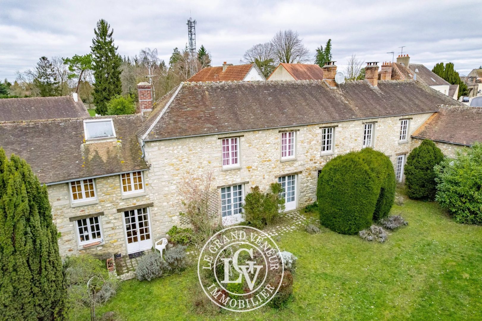 4MN DE BARBIZON – À PERTHES-EN-GÂTINAIS- AUTHENTIQUE LONGÈRE 386M² – GRANGE 100M² AU SOL – CAVE VOUTÉE – JARDIN CLOS 2000M²