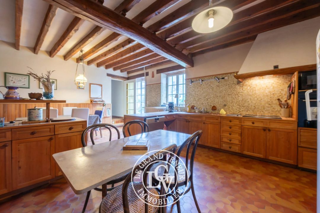 4MN DE BARBIZON – À PERTHES-EN-GÂTINAIS- AUTHENTIQUE LONGÈRE 386M² – GRANGE 100M² AU SOL – CAVE VOUTÉE – JARDIN CLOS 2000M²