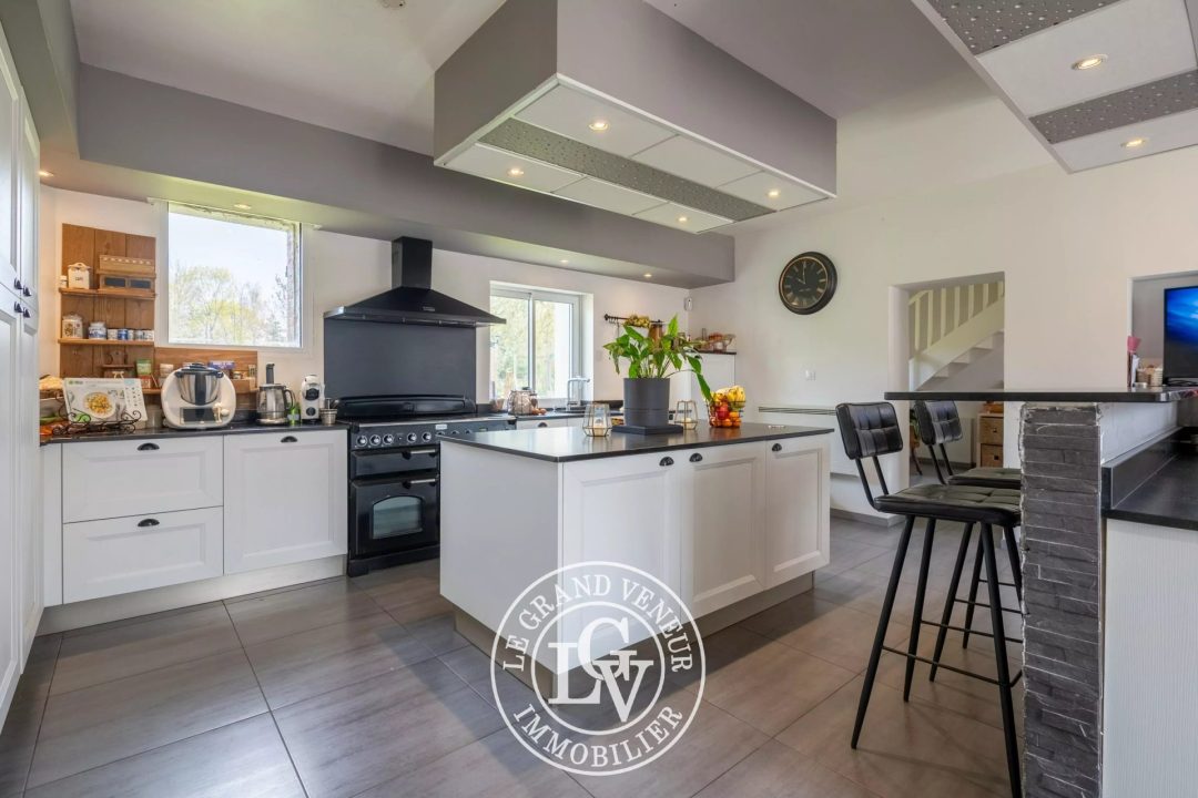 20 MN DE LARCHANT –  PROPRIÉTÉ COMPRENANT DEUX LONGÈRES RÉNOVÉES – 8 CHAMBRES- 7 325 M² DE TERRAIN