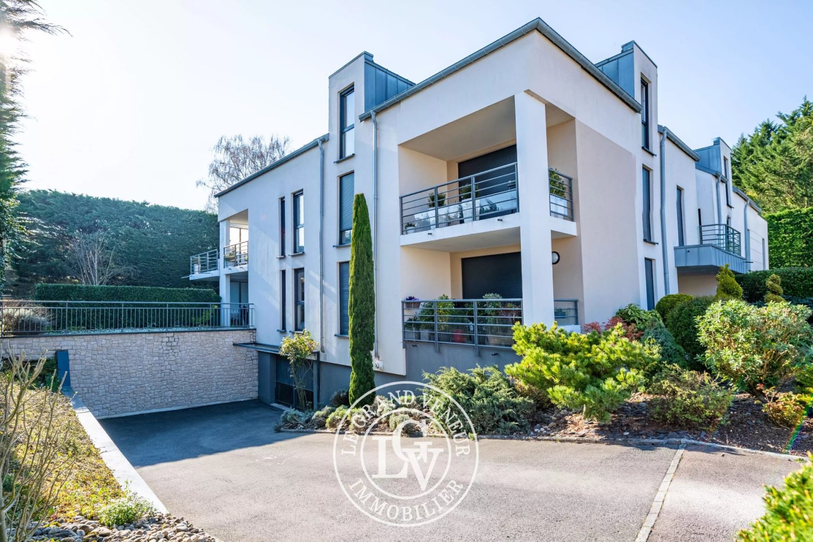 FONTAINEBLEAU – ÉLÉGANT APPARTEMENT DE 93M2 AVEC TERRASSE, JARDIN ET STATIONNEMENT PRIVATIFS DANS RÉSIDENCE RÉCENTE ET SÉCURISÉE – 2 CHAMBRES
