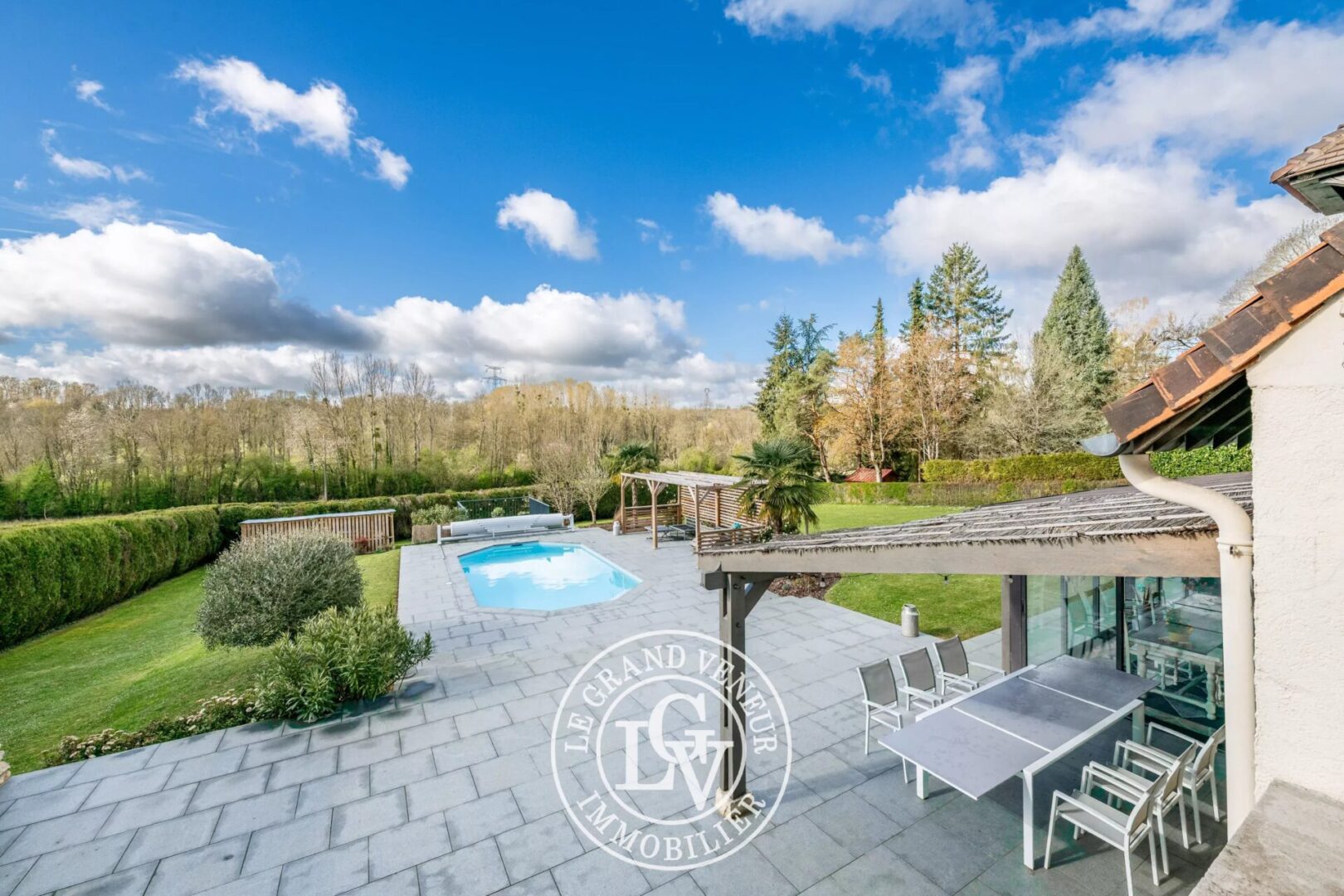 30 MIN SUD FONTAINEBLEAU – PALEY – MAISON DE CHARME DE 150 M²  AVEC PISCINE SUR 3500 M² DE TERRAIN AU CALME ABSOLU