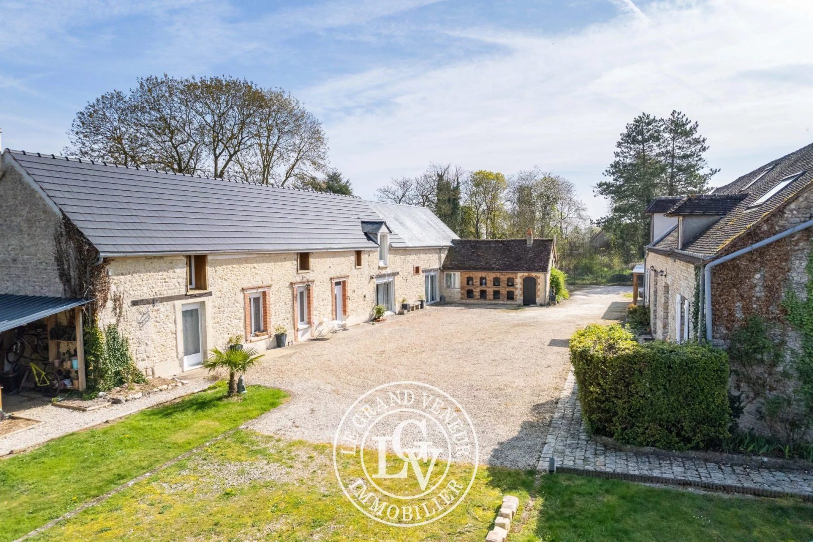 20 MN DE LARCHANT – PROPRIÉTÉ COMPRENANT DEUX LONGÈRES RÉNOVÉES – 8 CHAMBRES- 7 325 M² DE TERRAIN
