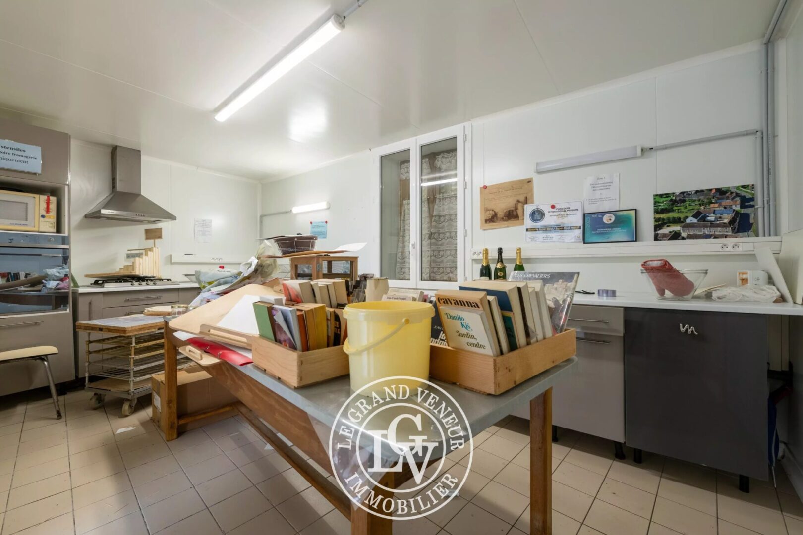 PROCHE MILLY LA FORÊT – ENSEMBLE IMMOBILIER MIXTE : MAISON D&rsquo;HABITATION – LOCAUX PROFESSIONNELS – BUREAUX – GARAGES – SOIT 1015M² DE SURFACES EXPLOITABLES
