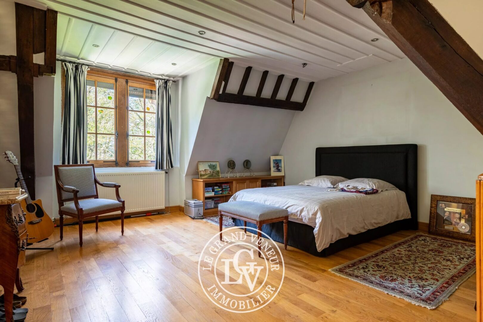 DEMEURE DE CHARME – 6 CHAMBRES – BUREAU – 3 SALLES DE BAINS – PISCINE – TENNIS- PARC PAYSAGER DE 24 500M²