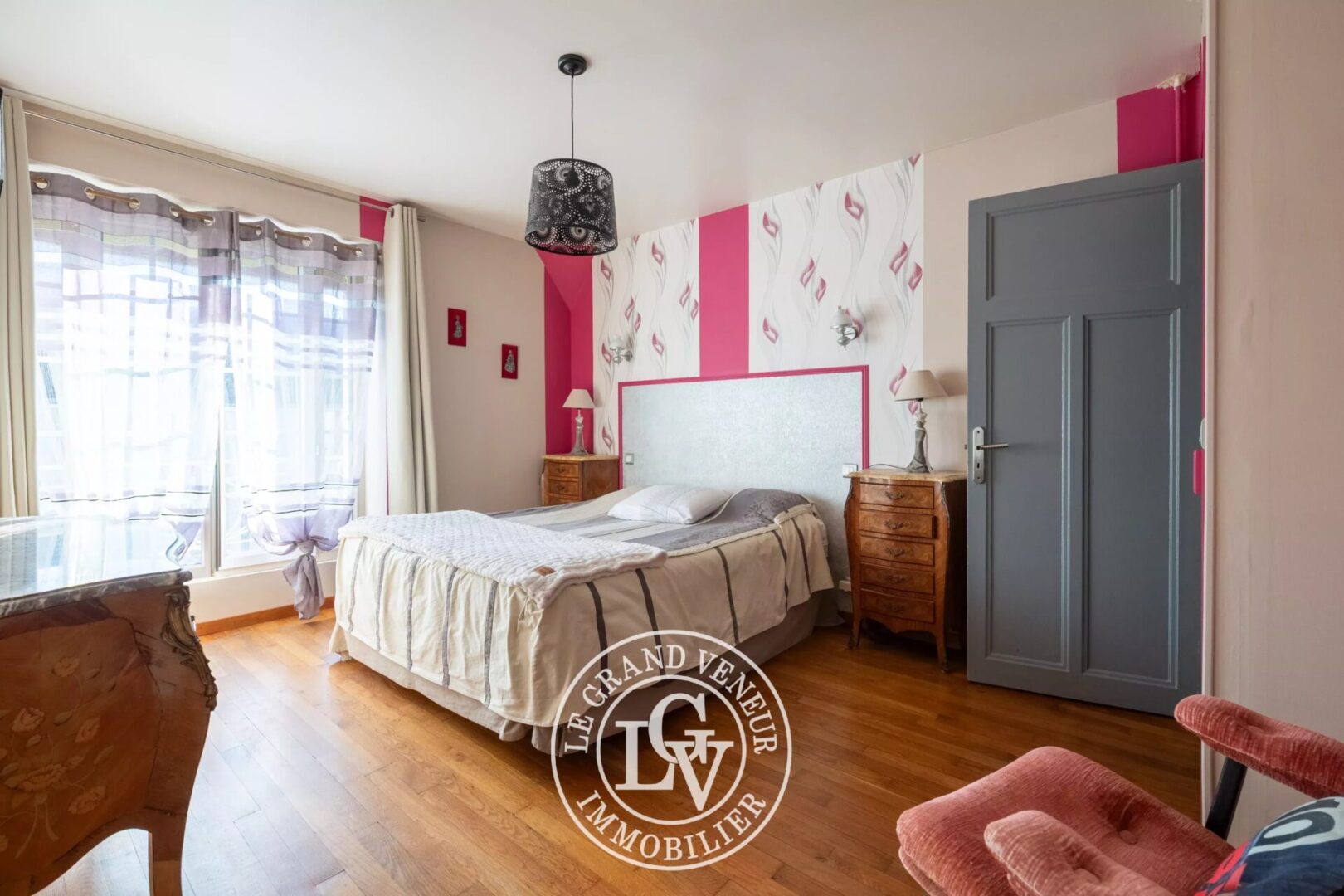 PROCHE MILLY LA FORÊT – ENSEMBLE IMMOBILIER MIXTE : MAISON D&rsquo;HABITATION – LOCAUX PROFESSIONNELS – BUREAUX – GARAGES – SOIT 1015M² DE SURFACES EXPLOITABLES