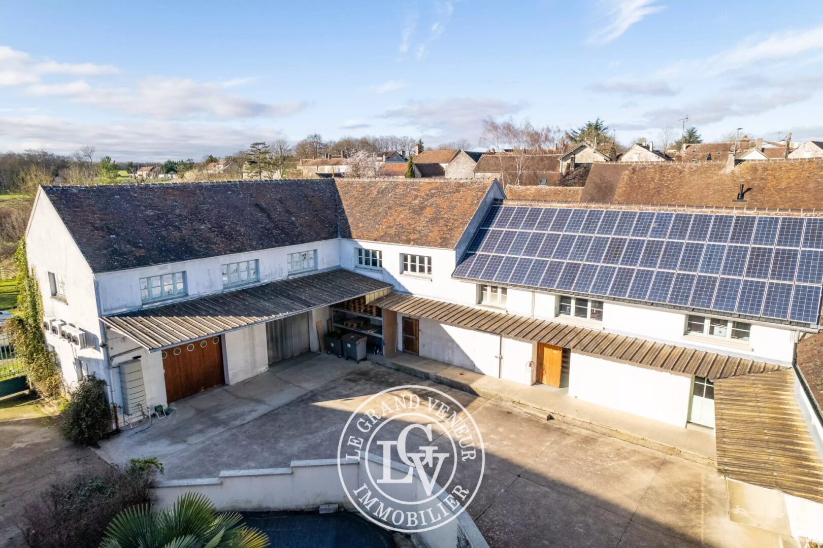 PROCHE MILLY LA FORÊT – ENSEMBLE IMMOBILIER MIXTE : MAISON D&rsquo;HABITATION – LOCAUX PROFESSIONNELS – BUREAUX – GARAGES – SOIT 1015M² DE SURFACES EXPLOITABLES