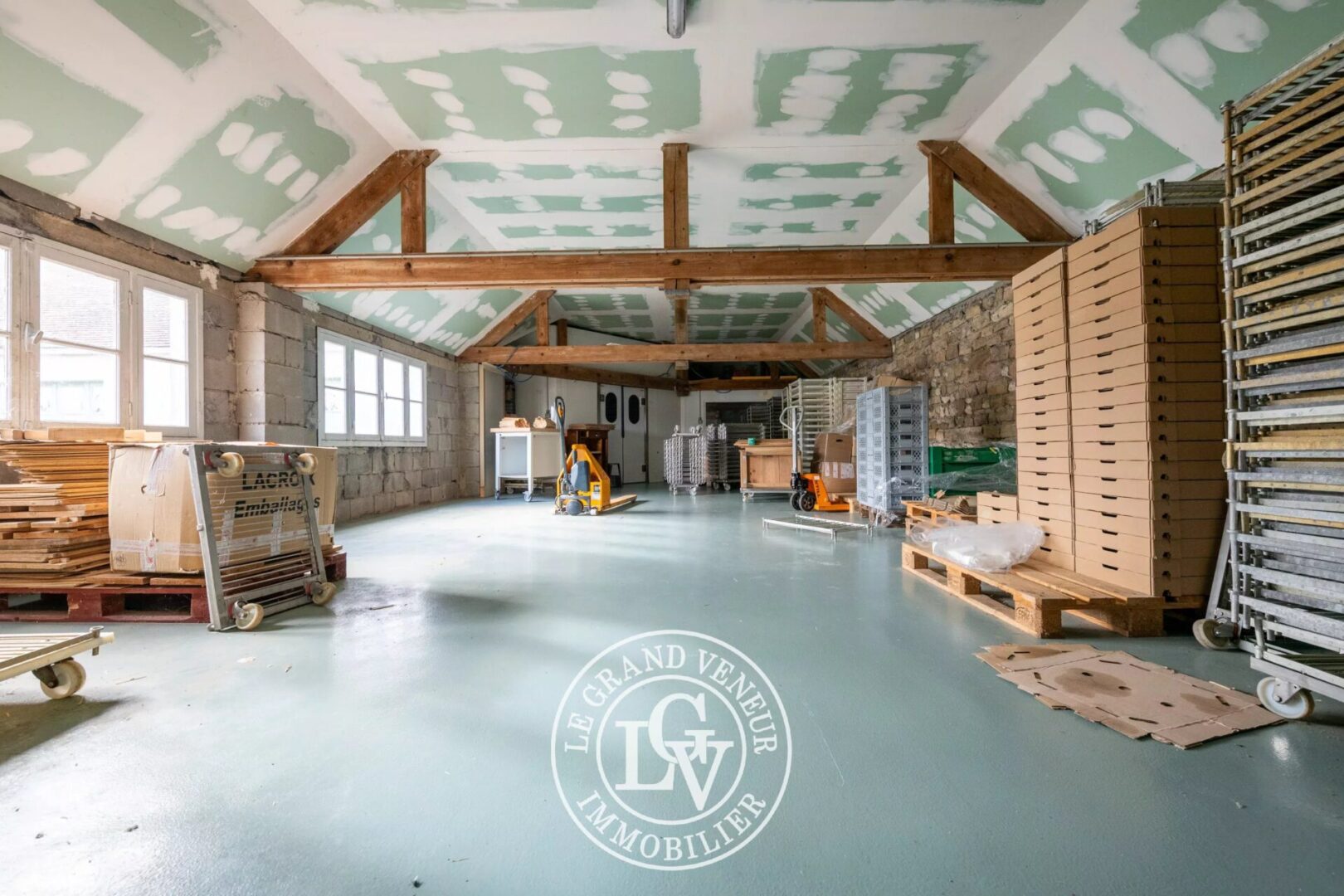 PROCHE MILLY LA FORÊT – ENSEMBLE IMMOBILIER MIXTE : MAISON D&rsquo;HABITATION – LOCAUX PROFESSIONNELS – BUREAUX – GARAGES – SOIT 1015M² DE SURFACES EXPLOITABLES