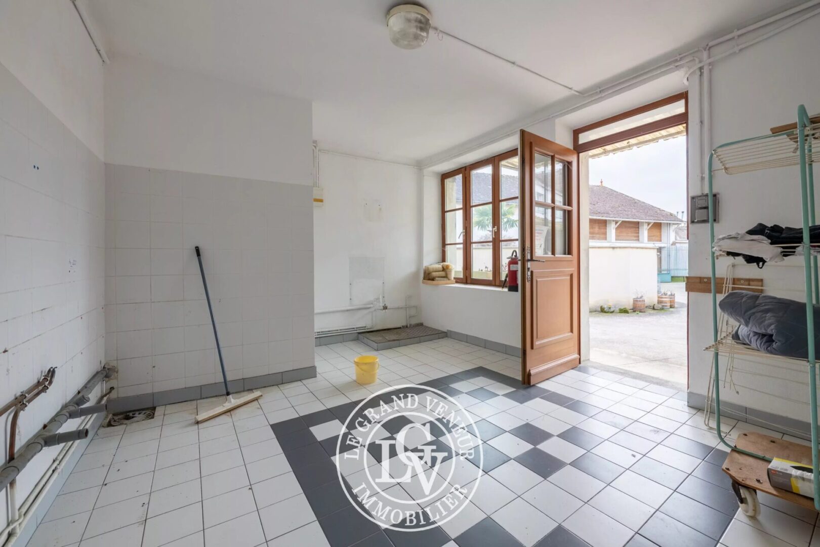 PROCHE MILLY LA FORÊT – ENSEMBLE IMMOBILIER MIXTE : MAISON D&rsquo;HABITATION – LOCAUX PROFESSIONNELS – BUREAUX – GARAGES – SOIT 1015M² DE SURFACES EXPLOITABLES