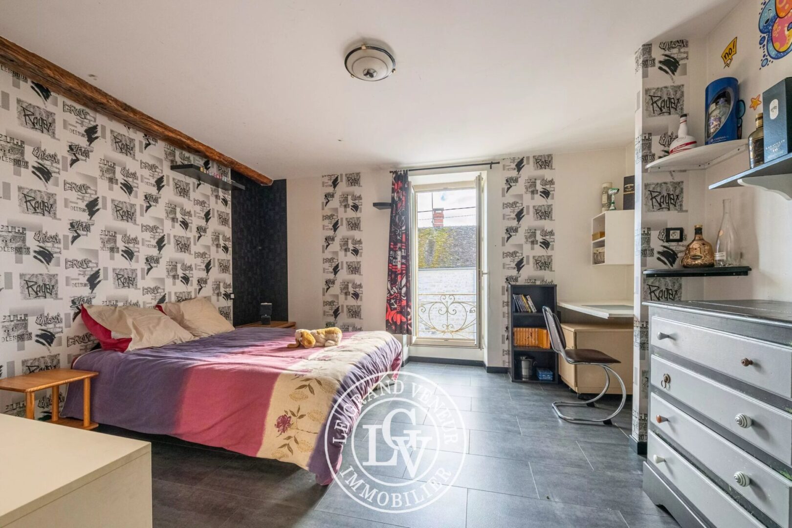 PROCHE MILLY LA FORÊT – ENSEMBLE IMMOBILIER MIXTE : MAISON D&rsquo;HABITATION – LOCAUX PROFESSIONNELS – BUREAUX – GARAGES – SOIT 1015M² DE SURFACES EXPLOITABLES