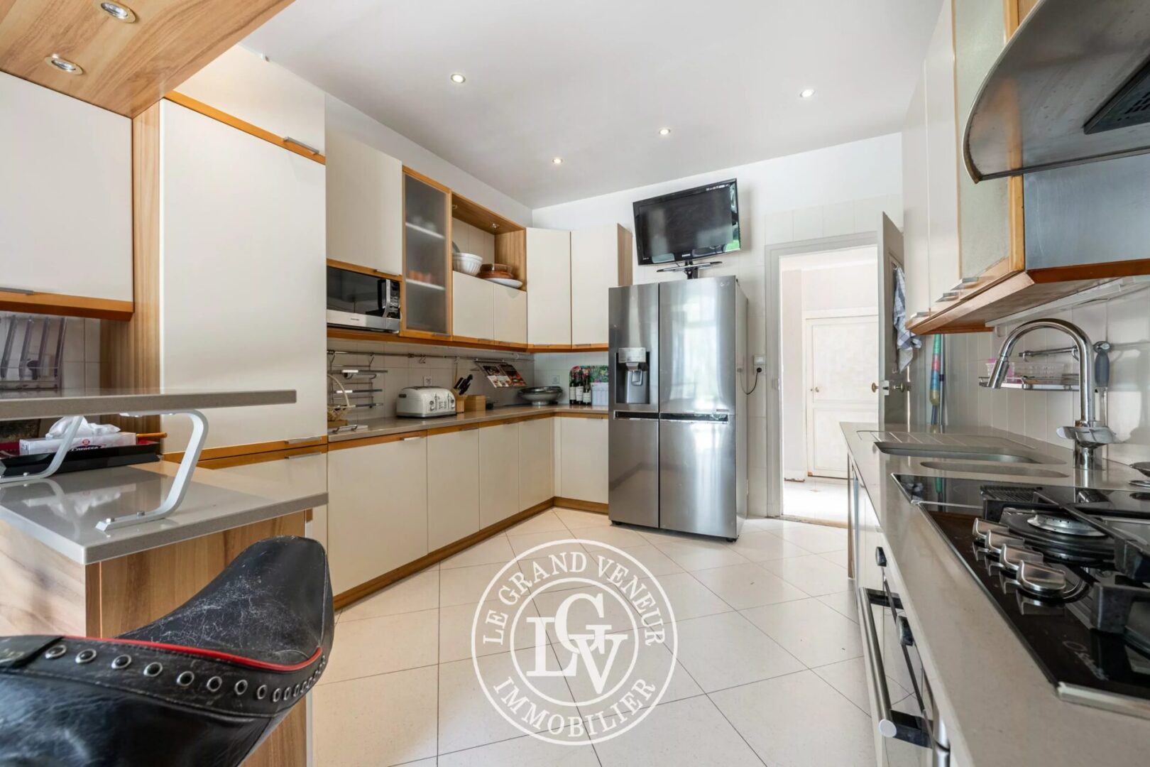 DEMEURE DE CHARME – 6 CHAMBRES – BUREAU – 3 SALLES DE BAINS – PISCINE – TENNIS- PARC PAYSAGER DE 24 500M²