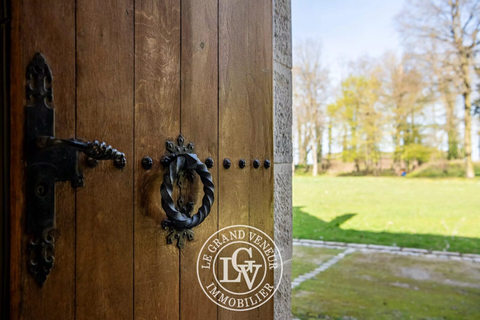 DEMEURE DE CHARME – 6 CHAMBRES – BUREAU – 3 SALLES DE BAINS – PISCINE – TENNIS- PARC PAYSAGER DE 24 500M²