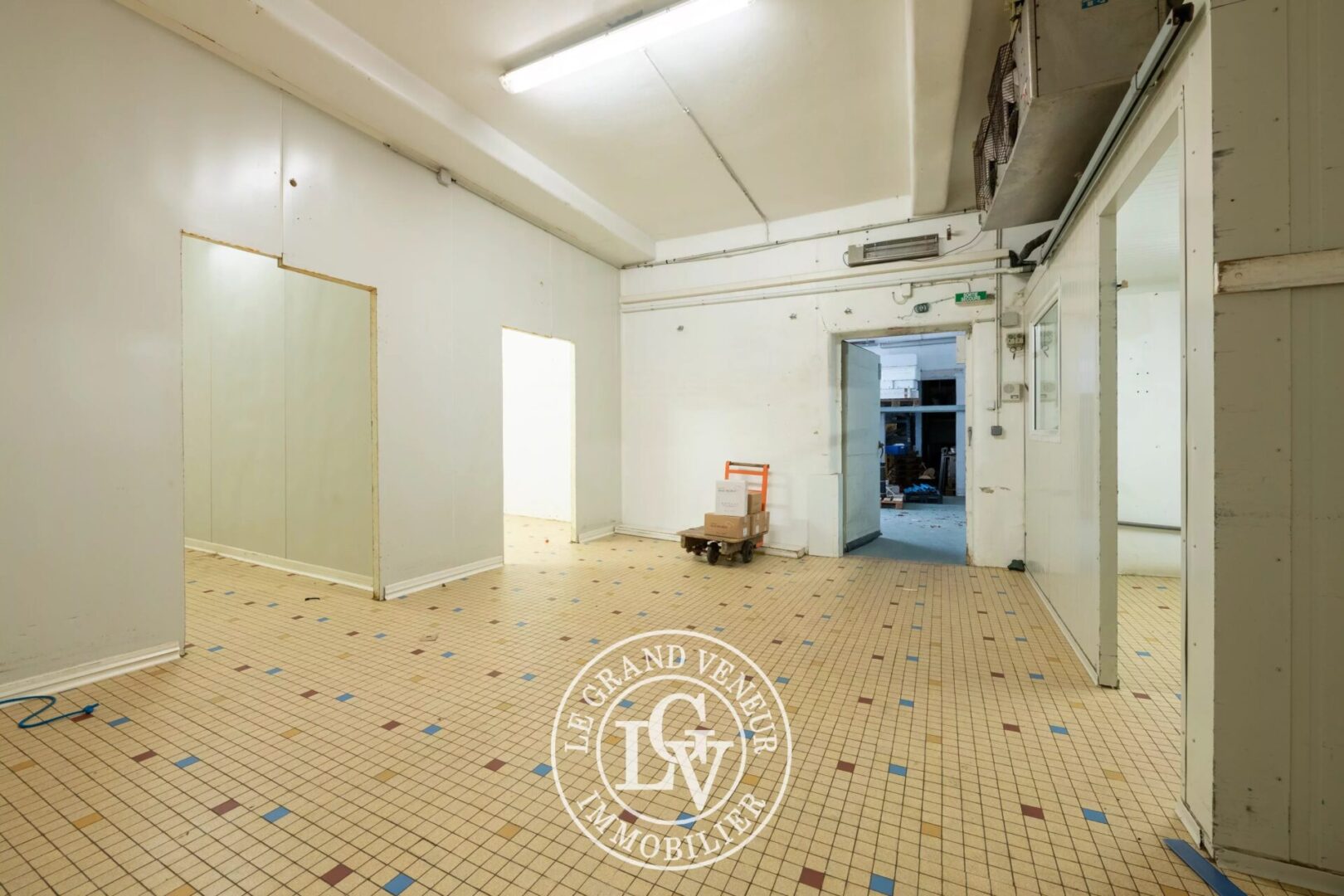 PROCHE MILLY LA FORÊT – ENSEMBLE IMMOBILIER MIXTE : MAISON D&rsquo;HABITATION – LOCAUX PROFESSIONNELS – BUREAUX – GARAGES – SOIT 1015M² DE SURFACES EXPLOITABLES