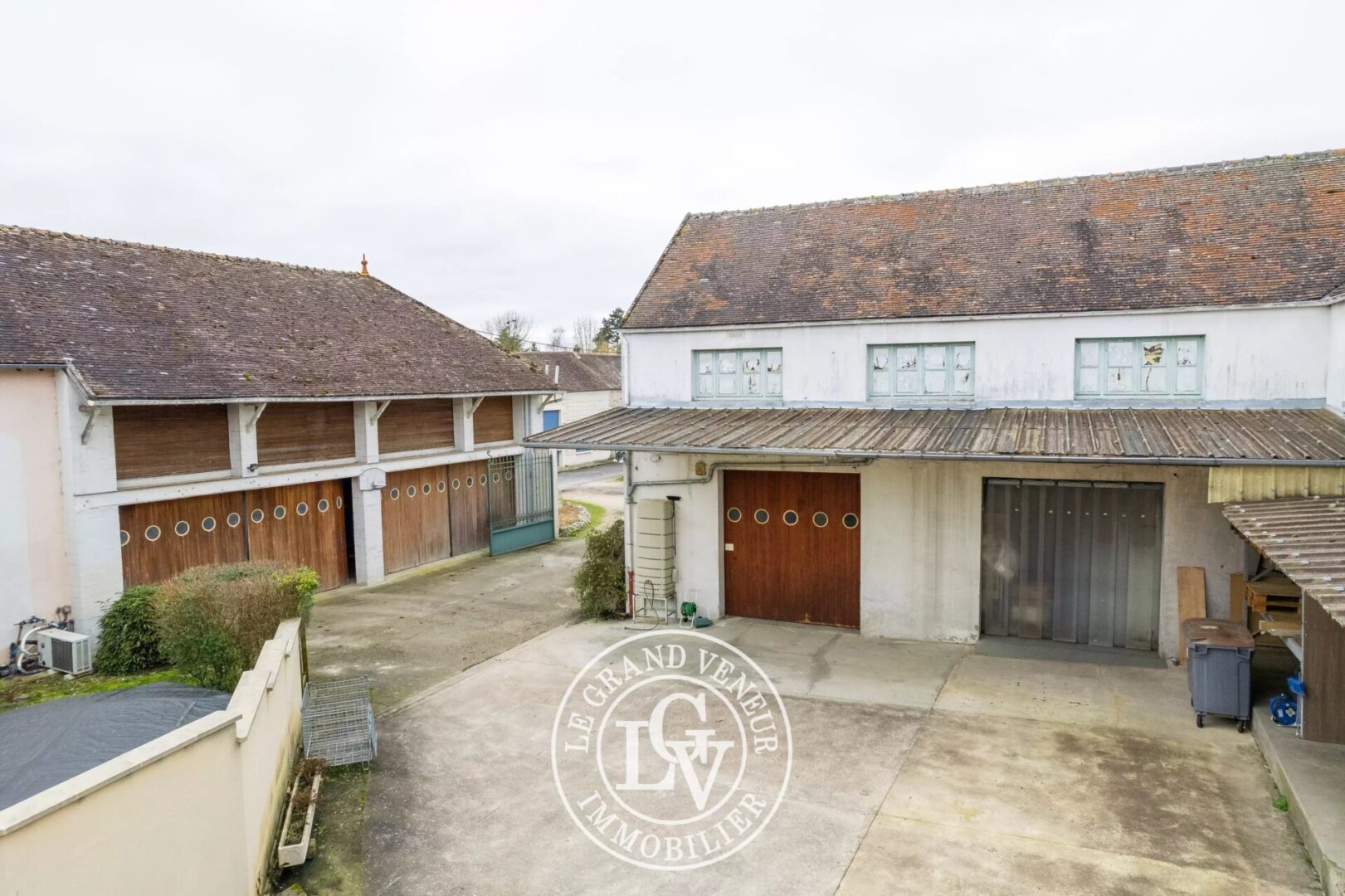 PROCHE MILLY LA FORÊT – ENSEMBLE IMMOBILIER MIXTE : MAISON D&rsquo;HABITATION – LOCAUX PROFESSIONNELS – BUREAUX – GARAGES – SOIT 1015M² DE SURFACES EXPLOITABLES