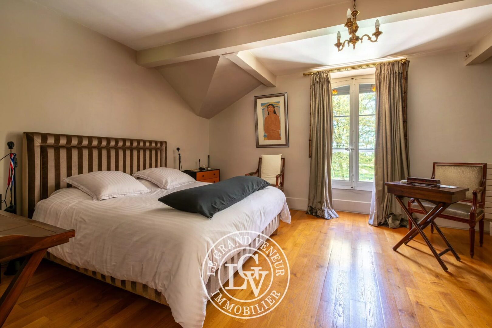 DEMEURE DE CHARME – 6 CHAMBRES – BUREAU – 3 SALLES DE BAINS – PISCINE – TENNIS- PARC PAYSAGER DE 24 500M²