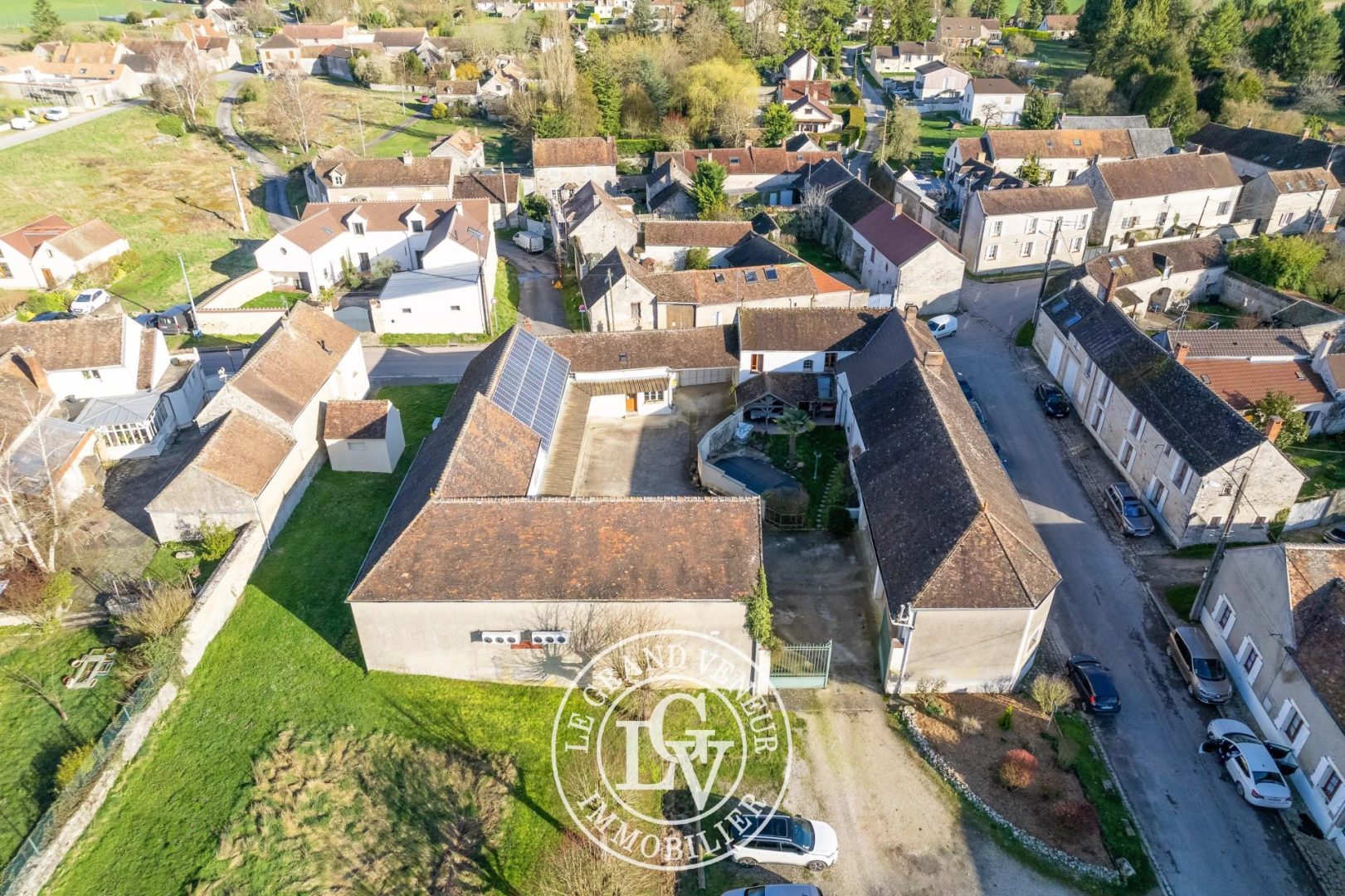 PROCHE FONTAINEBLEAU- ENSEMBLE IMMOBILIER MIXTE : MAISON D’HABITATION – LOCAUX PROFESSIONNELS – BUREAUX – GARAGES – SOIT 1015M² DE SURFACES EXPLOITABLES