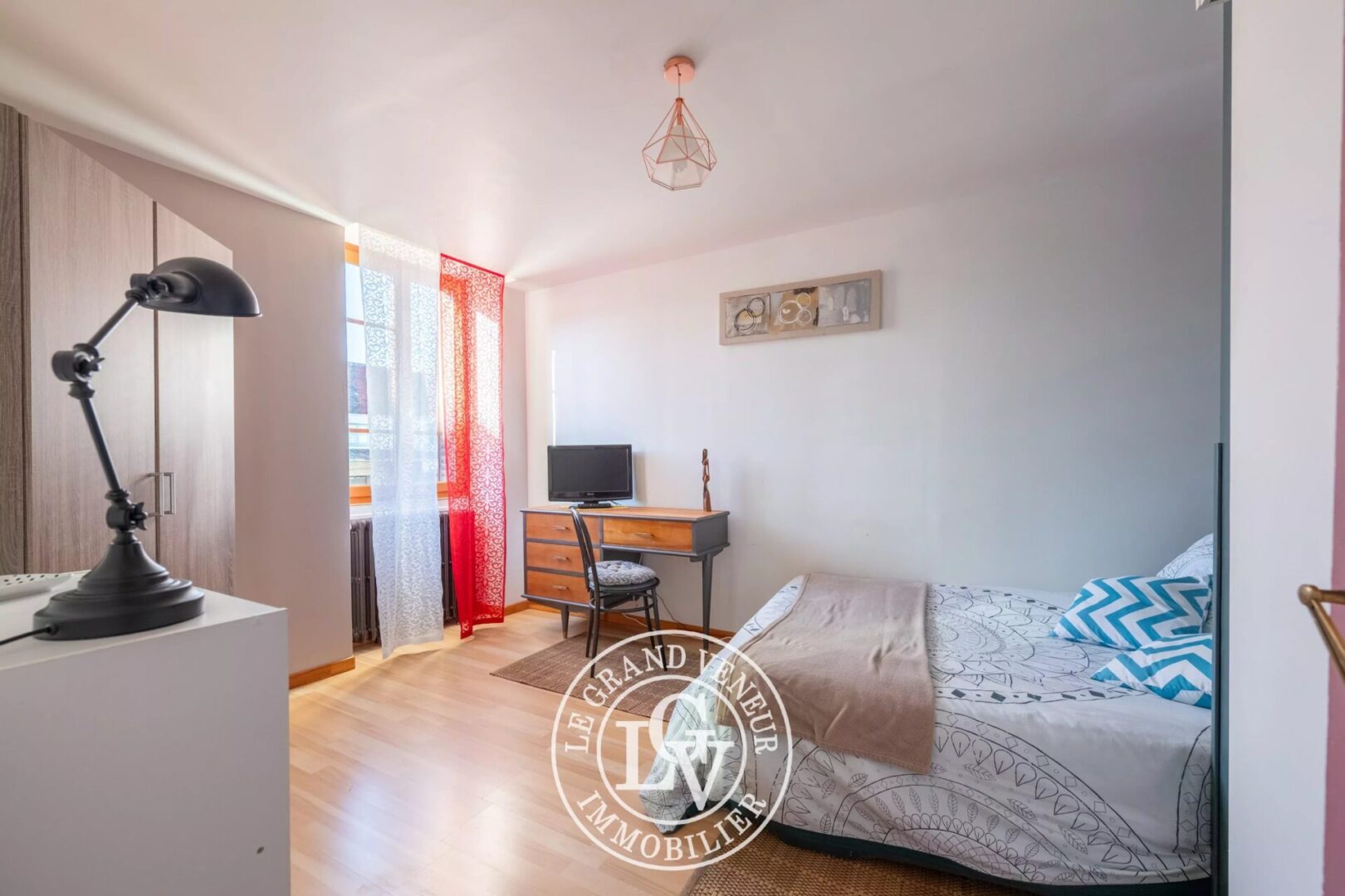 PROCHE MILLY LA FORÊT – ENSEMBLE IMMOBILIER MIXTE : MAISON D&rsquo;HABITATION – LOCAUX PROFESSIONNELS – BUREAUX – GARAGES – SOIT 1015M² DE SURFACES EXPLOITABLES