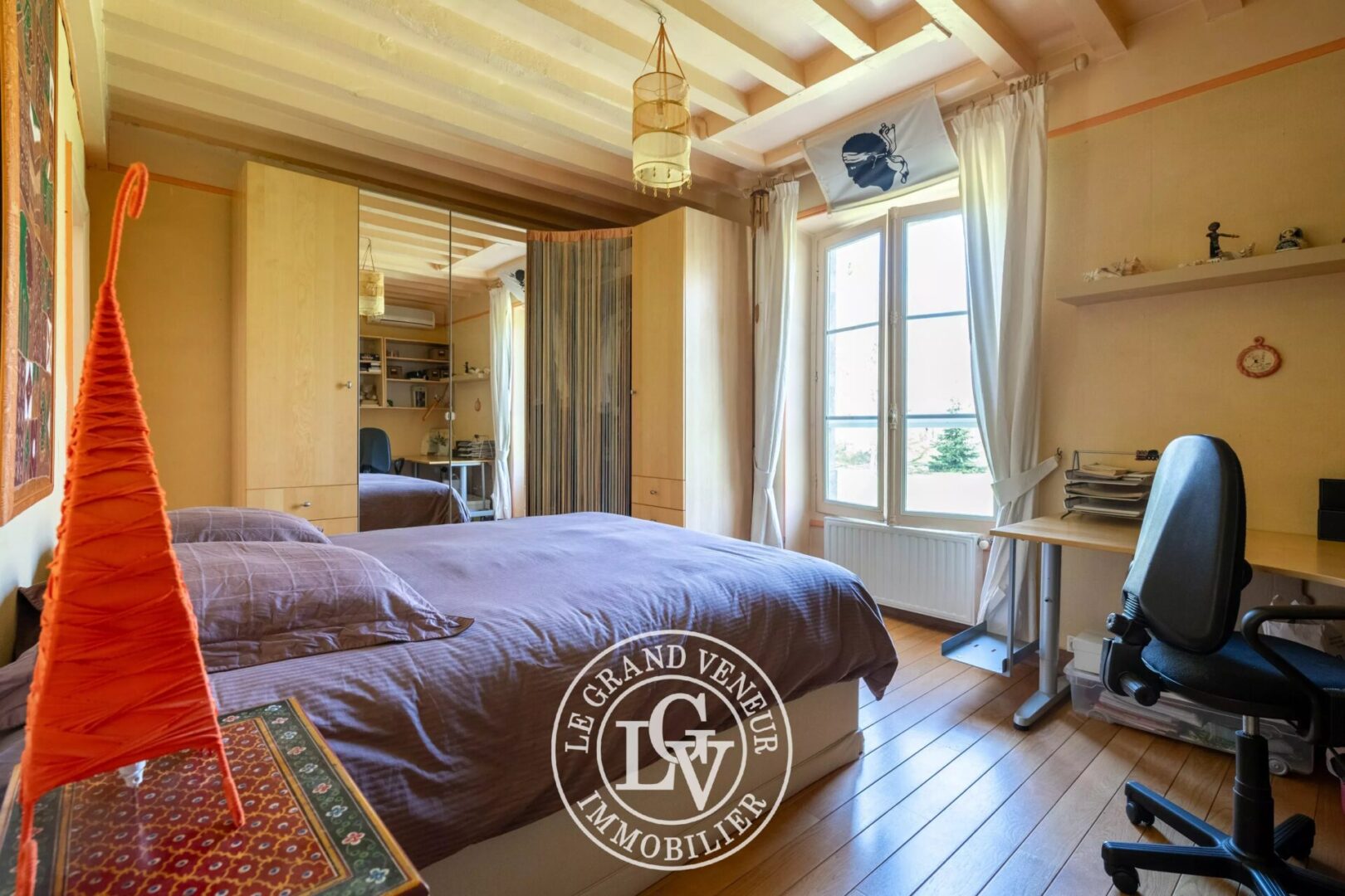 DEMEURE DE CHARME – 6 CHAMBRES – BUREAU – 3 SALLES DE BAINS – PISCINE – TENNIS- PARC PAYSAGER DE 24 500M²