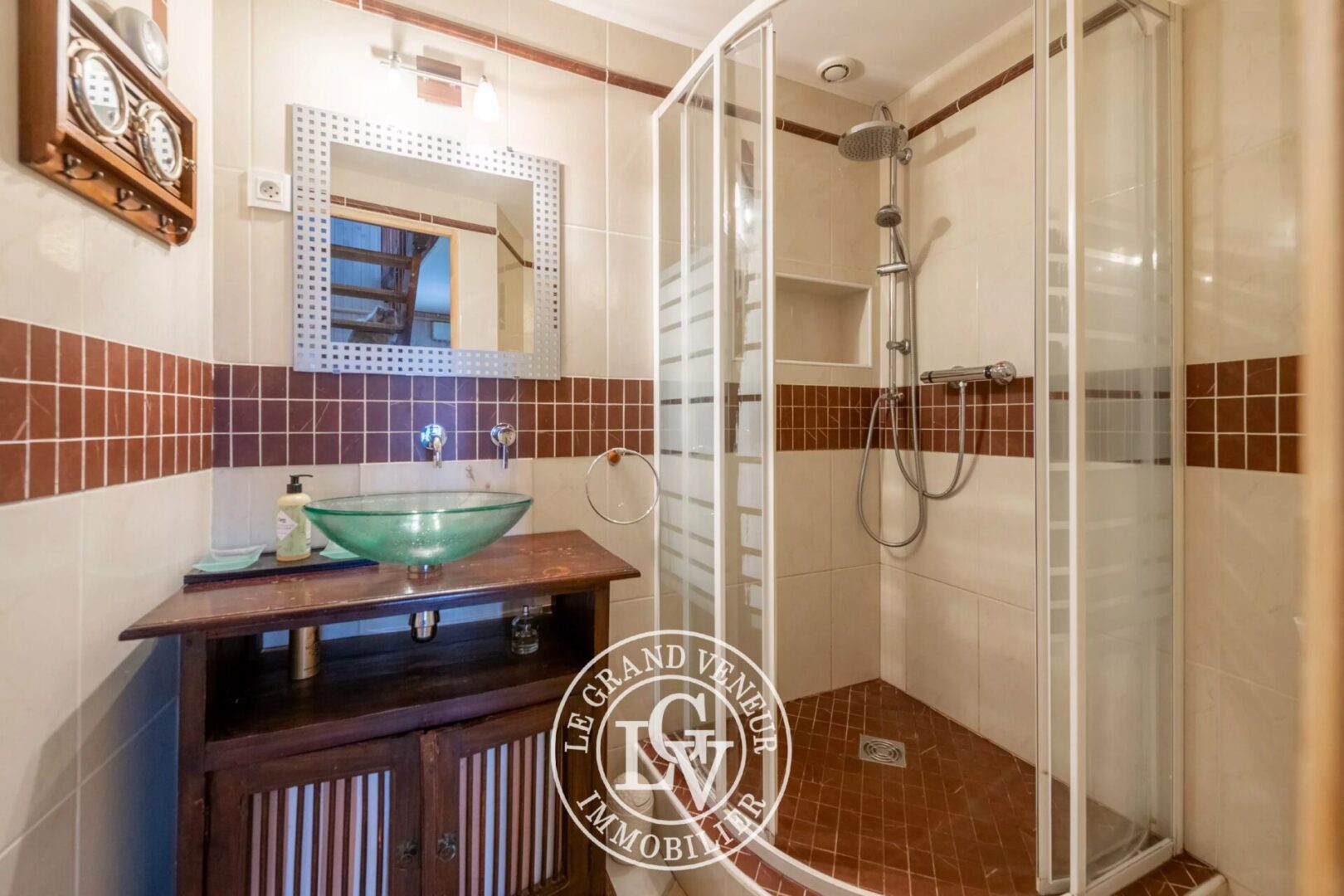 PROCHE MILLY LA FORÊT – ENSEMBLE IMMOBILIER MIXTE : MAISON D&rsquo;HABITATION – LOCAUX PROFESSIONNELS – BUREAUX – GARAGES – SOIT 1015M² DE SURFACES EXPLOITABLES