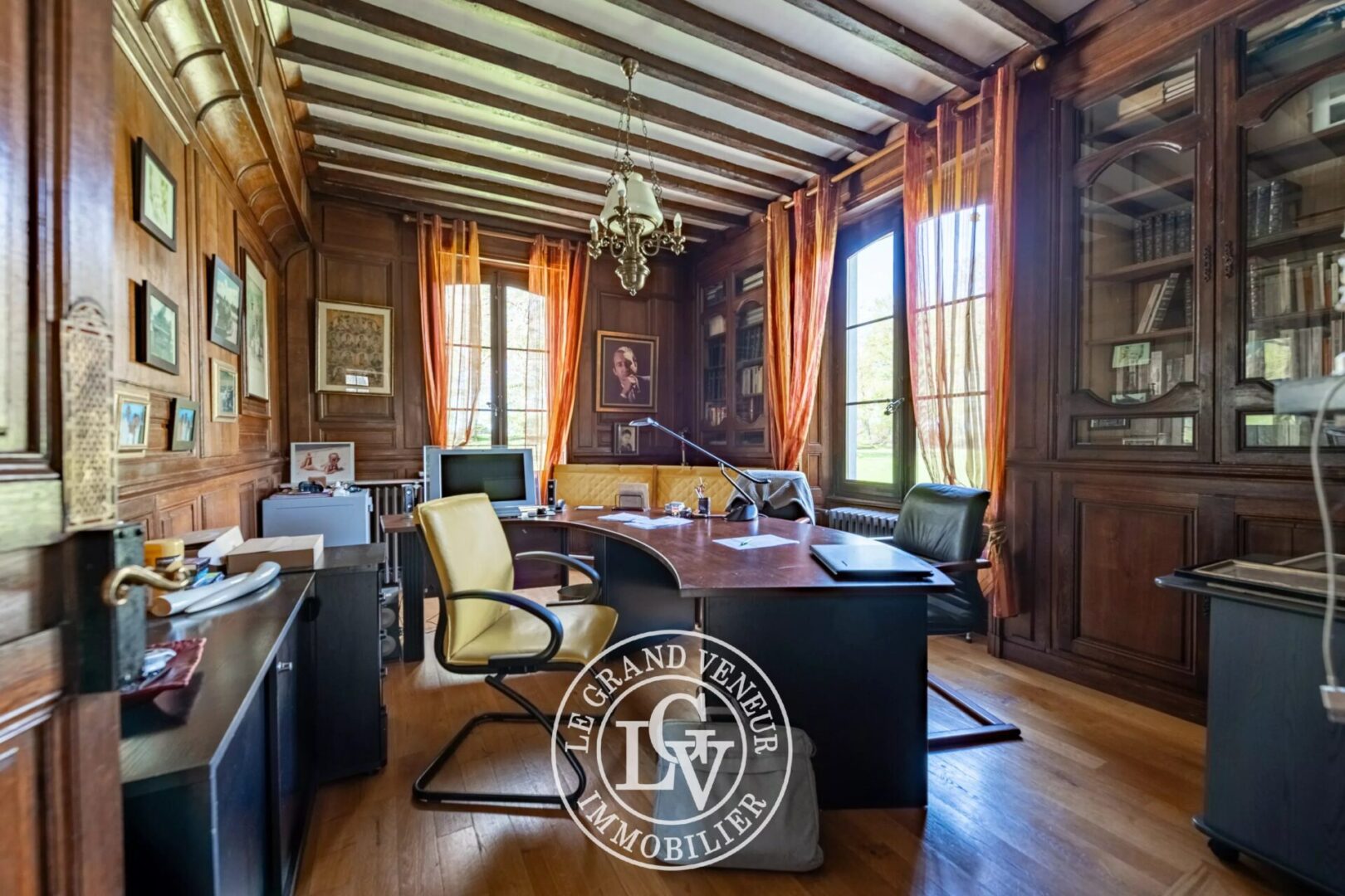 DEMEURE DE CHARME – 6 CHAMBRES – BUREAU – 3 SALLES DE BAINS – PISCINE – TENNIS- PARC PAYSAGER DE 24 500M²