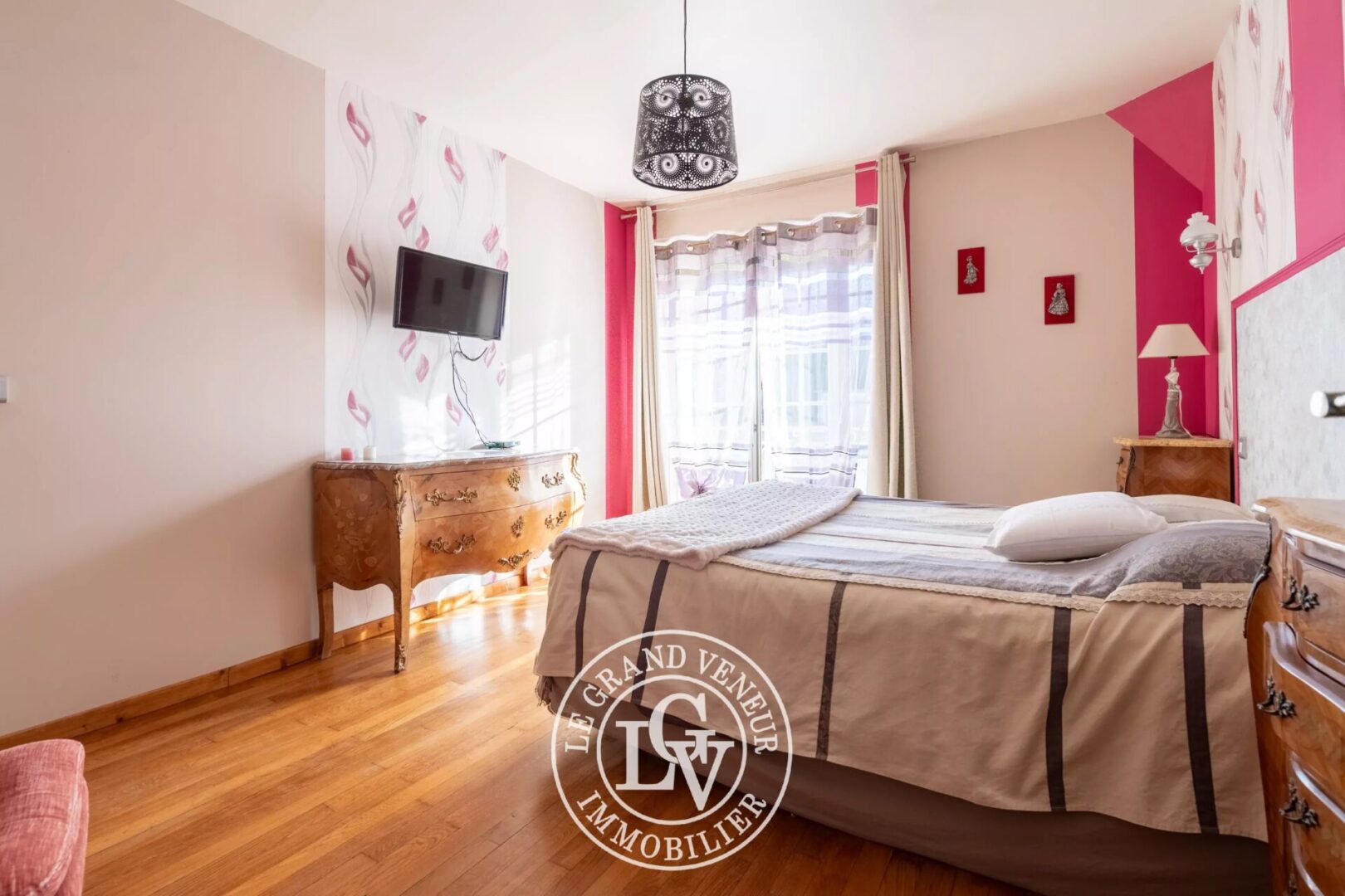 PROCHE MILLY LA FORÊT – ENSEMBLE IMMOBILIER MIXTE : MAISON D&rsquo;HABITATION – LOCAUX PROFESSIONNELS – BUREAUX – GARAGES – SOIT 1015M² DE SURFACES EXPLOITABLES