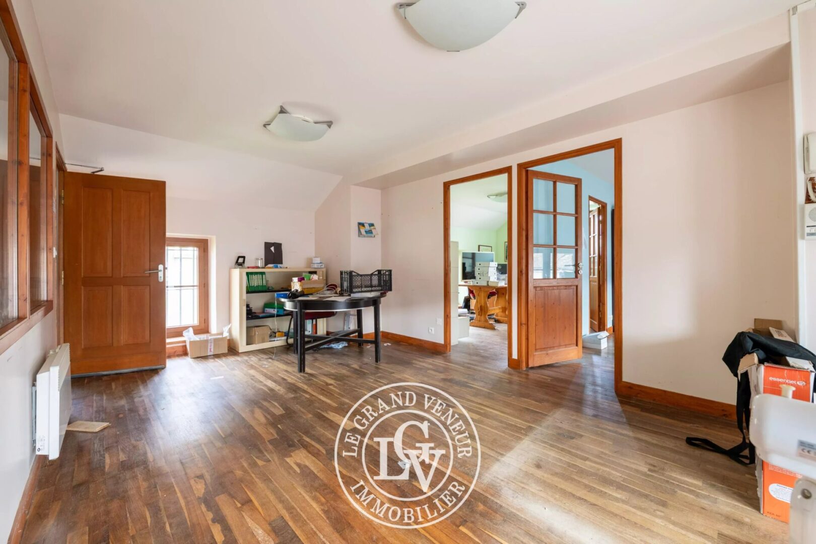 PROCHE MILLY LA FORÊT – ENSEMBLE IMMOBILIER MIXTE : MAISON D&rsquo;HABITATION – LOCAUX PROFESSIONNELS – BUREAUX – GARAGES – SOIT 1015M² DE SURFACES EXPLOITABLES