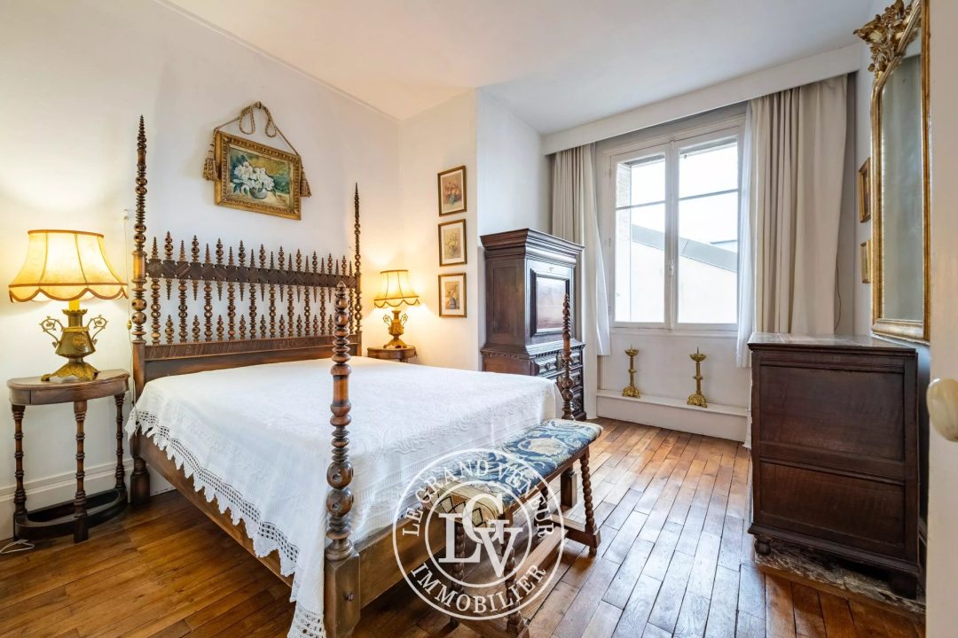 FONTAINEBLEAU – HYPER CENTRE – APPARTEMENT FAMILIAL DE STANDING – 5 CHAMBRES- 175 M²