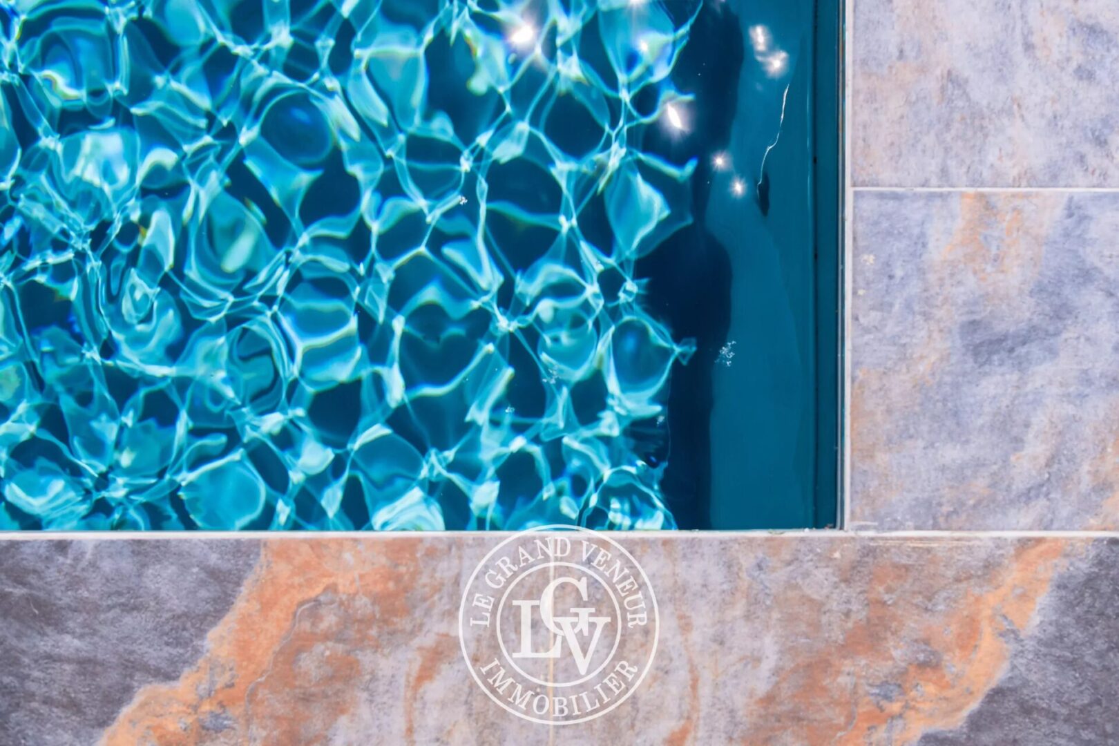 A 30 MINUTES DE FONTAINEBLEAU – FERME DE CARACTÈRE DU XIXᵉ SIÈCLE AVEC PISCINE – RÉNOVATION D&rsquo;EXCEPTION SUR UN DOMAINE PRIVÉ DE 6 200 M²