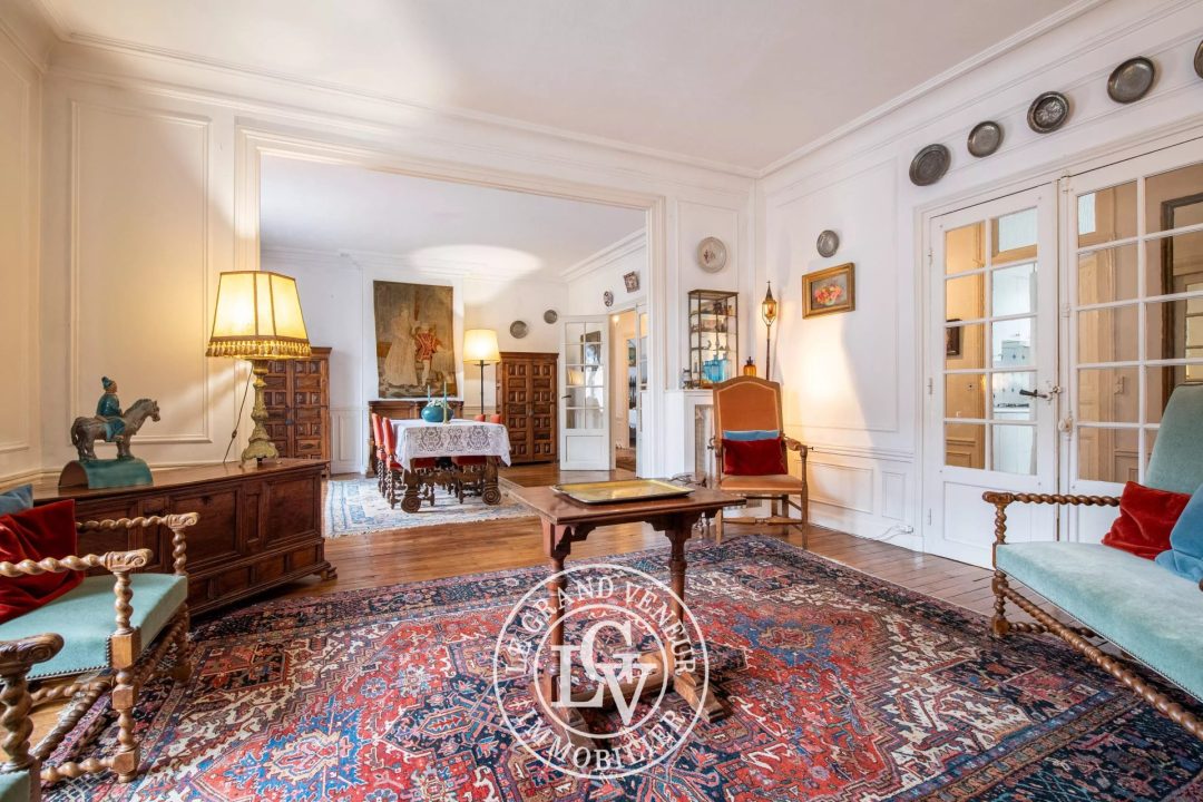 FONTAINEBLEAU – HYPER CENTRE – APPARTEMENT FAMILIAL DE STANDING – 5 CHAMBRES- 175 M²