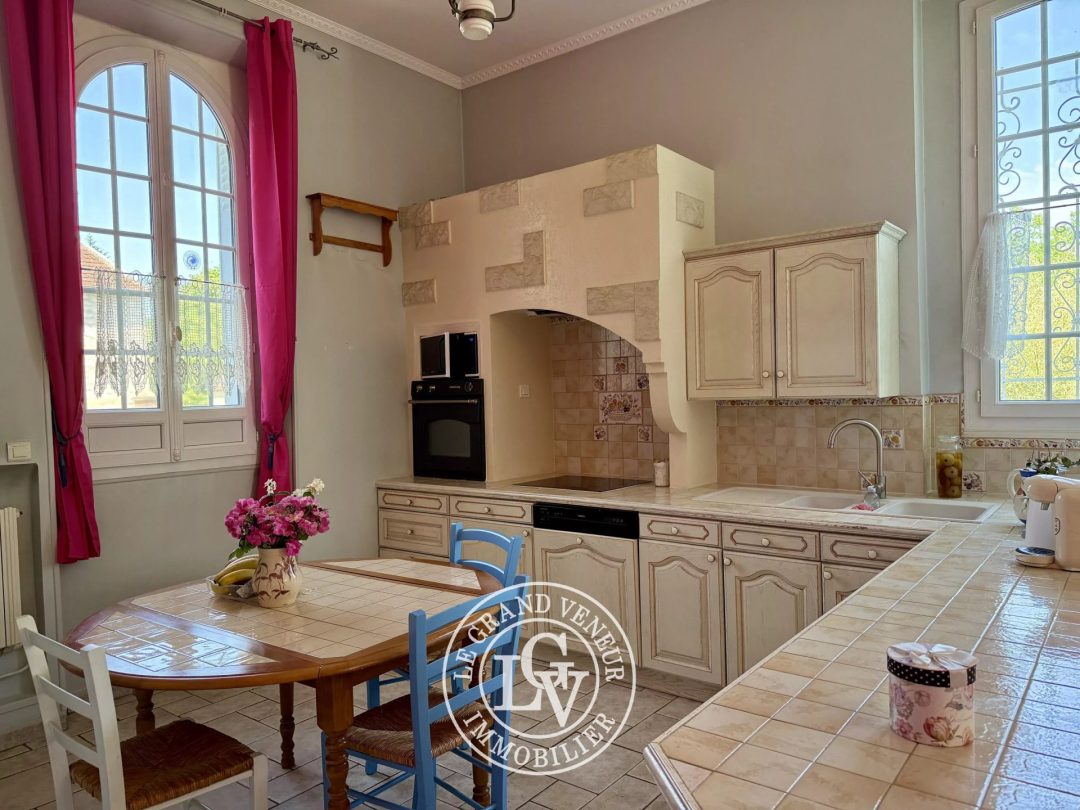 PROCHE FONTAINEBLEAU – VULAINES SUR SEINE – DEMEURE BOURGEOISE DE CARACTÈRE – 351 M²  – JARDIN PAYSAGER
