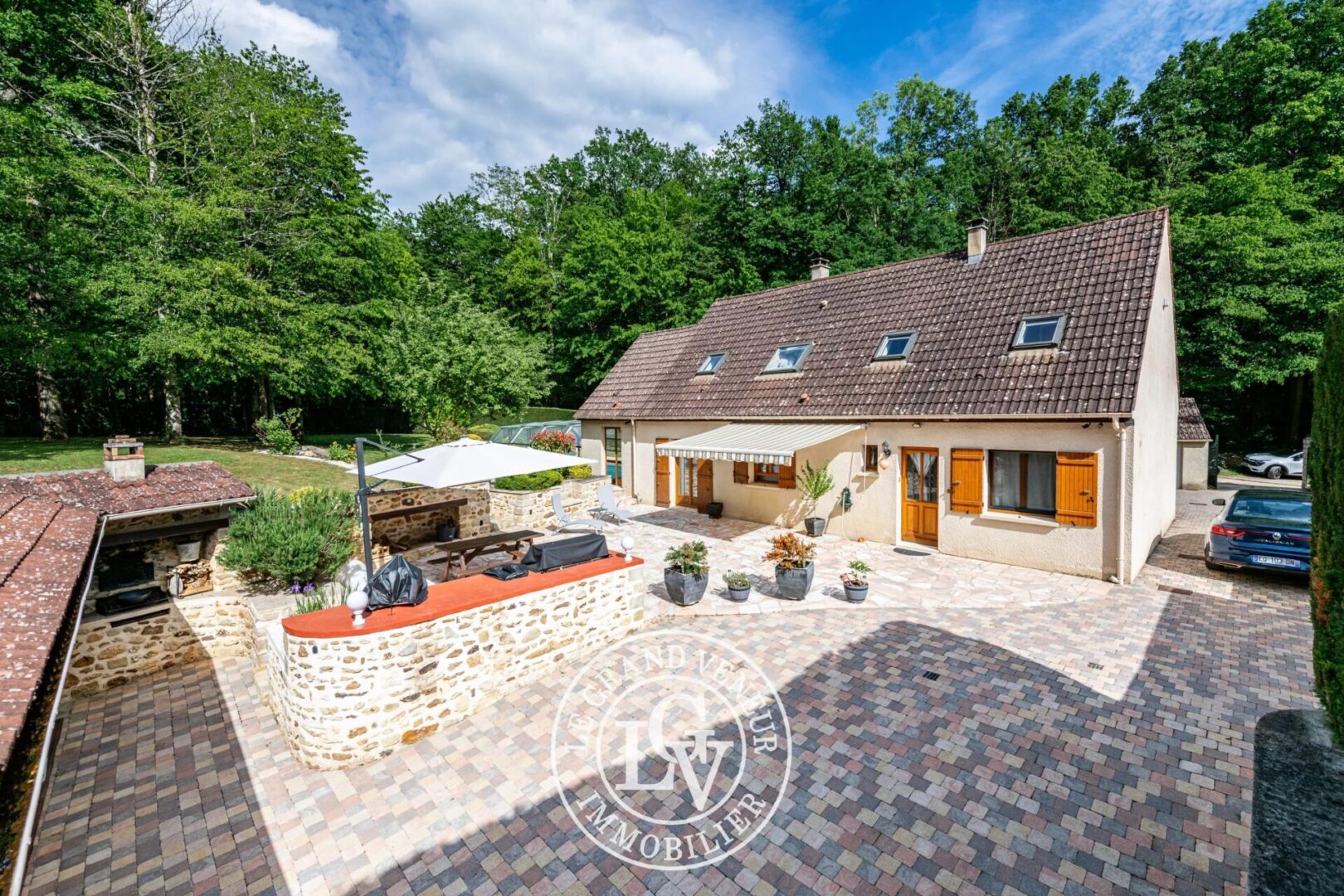À PROXIMITÉ DE FONTAINEBLEAU – MAISON FAMILIALE  AVEC PISCINE COUVERTE SUR TERRAIN PAYSAGÉ DE 2766 M2