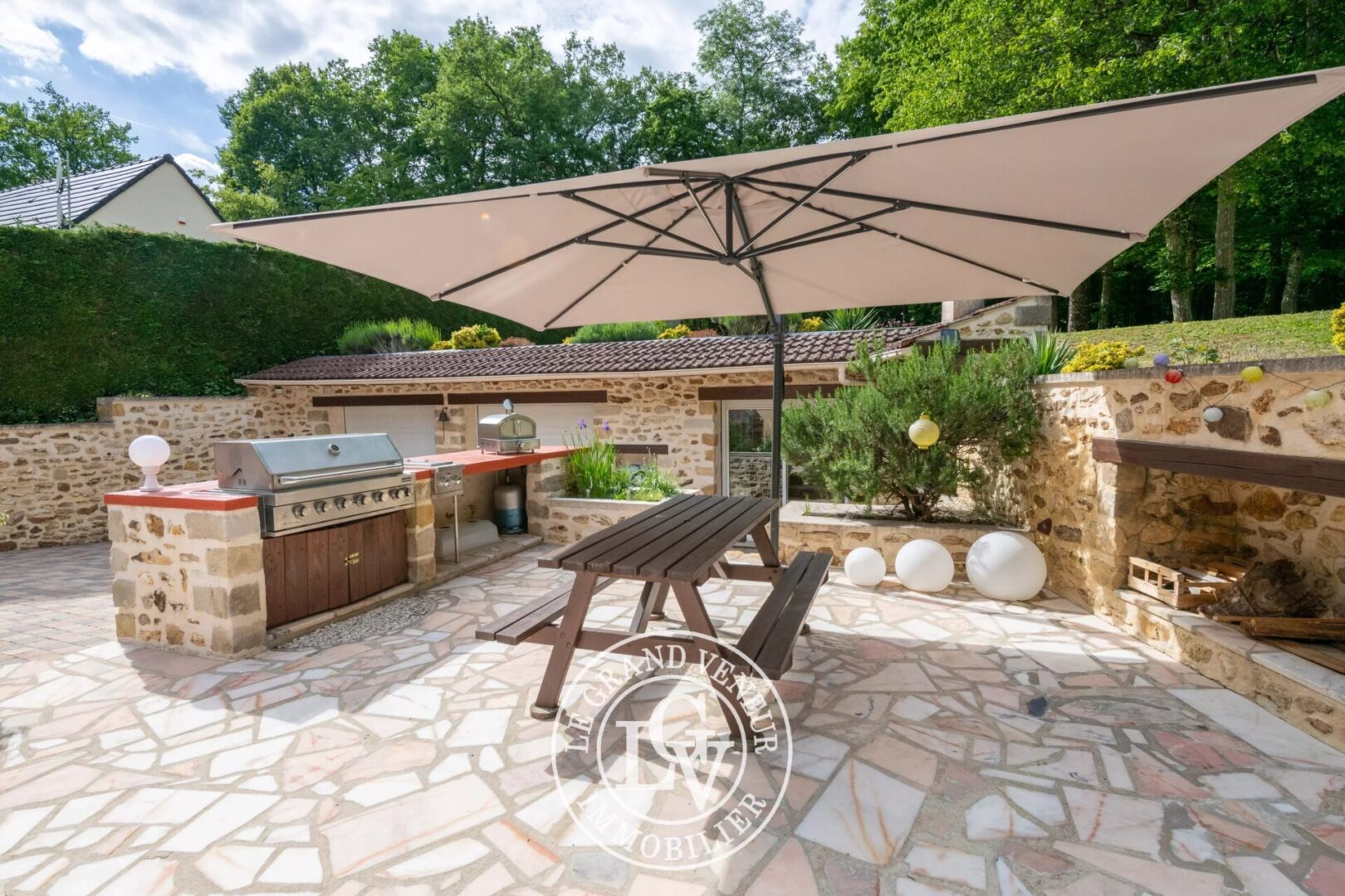 À PROXIMITÉ DE FONTAINEBLEAU – MAISON FAMILIALE AVEC PISCINE COUVERTE SUR TERRAIN PAYSAGÉ DE 2766 M2