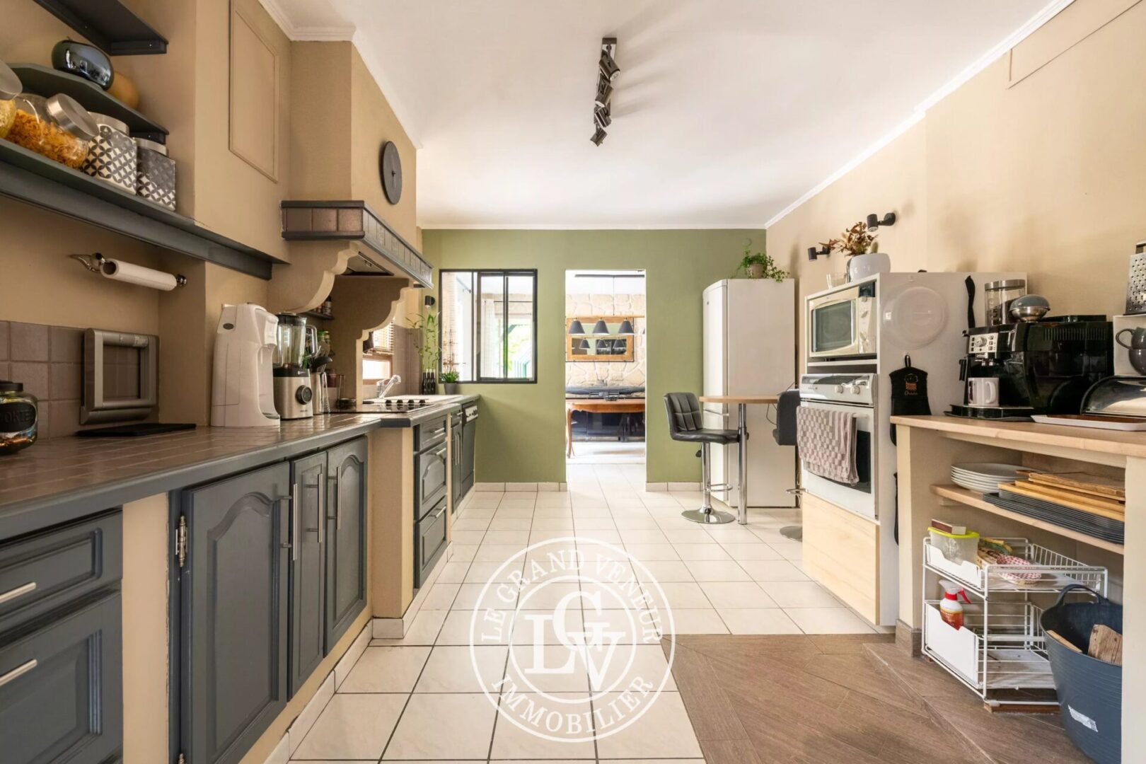 À PROXIMITÉ DE FONTAINEBLEAU – MAISON FAMILIALE AVEC PISCINE COUVERTE SUR TERRAIN PAYSAGÉ DE 2766 M2