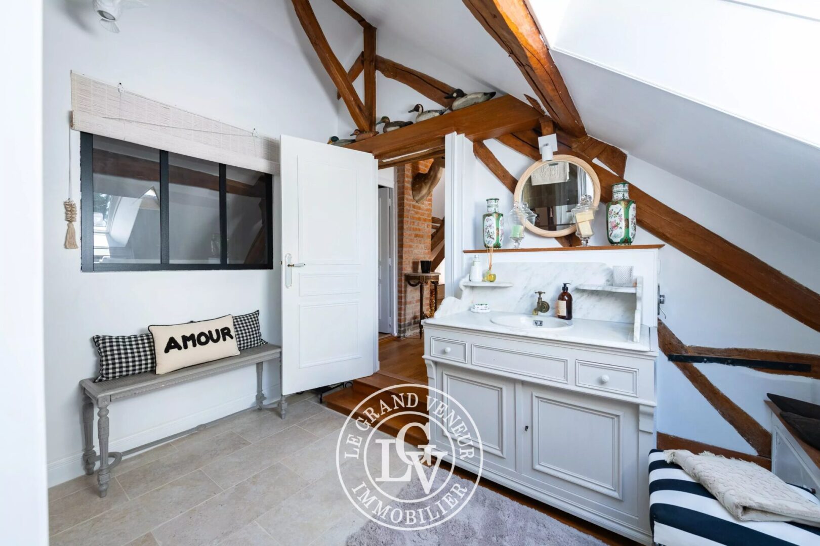 A 30 MINUTES DE FONTAINEBLEAU – FERME DE CARACTÈRE DU XIXᵉ SIÈCLE AVEC PISCINE – RÉNOVATION D&rsquo;EXCEPTION SUR UN DOMAINE PRIVÉ DE 6 200 M²