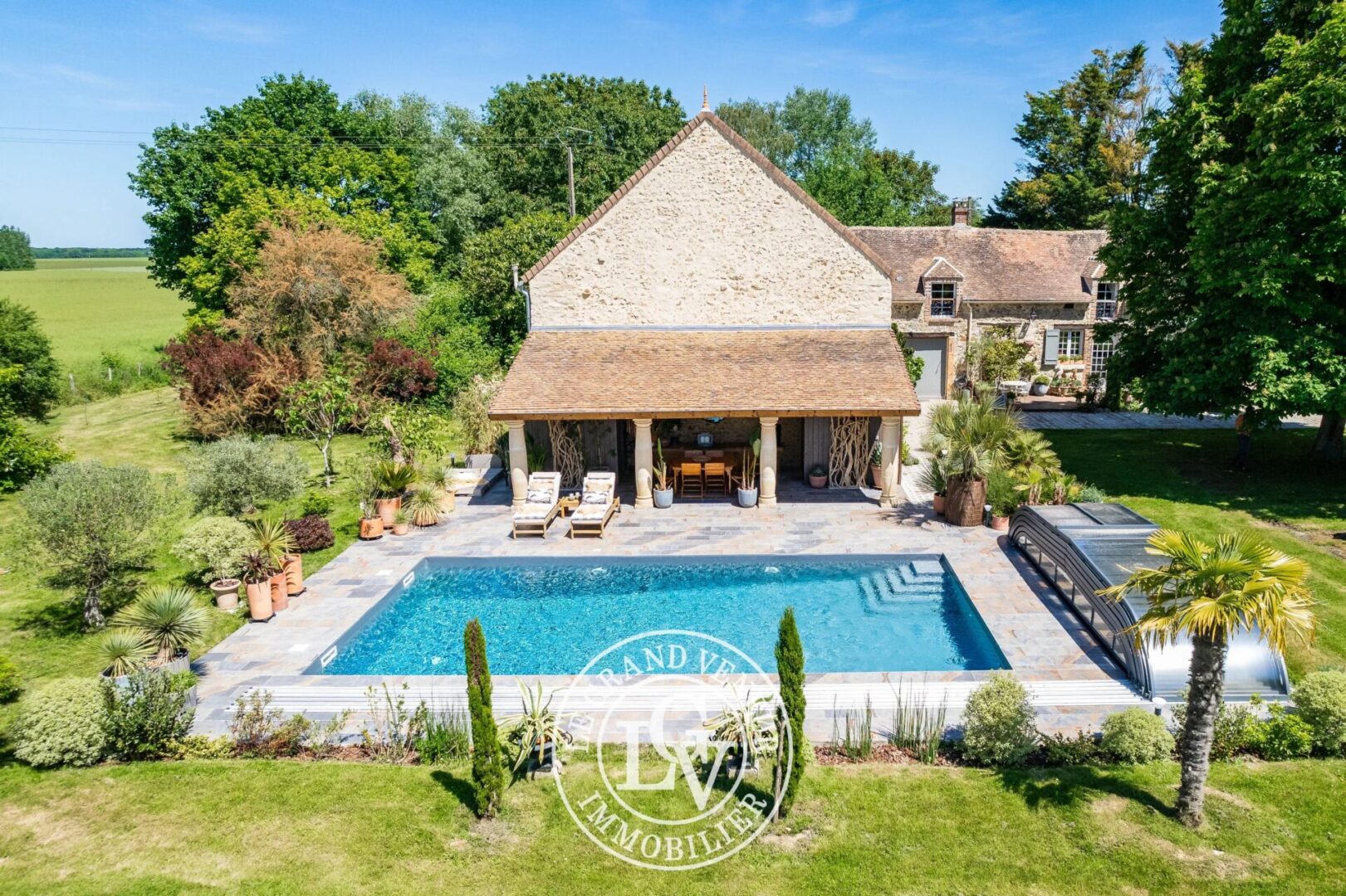 A 30 MINUTES DE FONTAINEBLEAU – FERME DE CARACTÈRE DU XIXᵉ SIÈCLE AVEC PISCINE – RÉNOVATION D&rsquo;EXCEPTION SUR UN DOMAINE PRIVÉ DE 6 200 M²