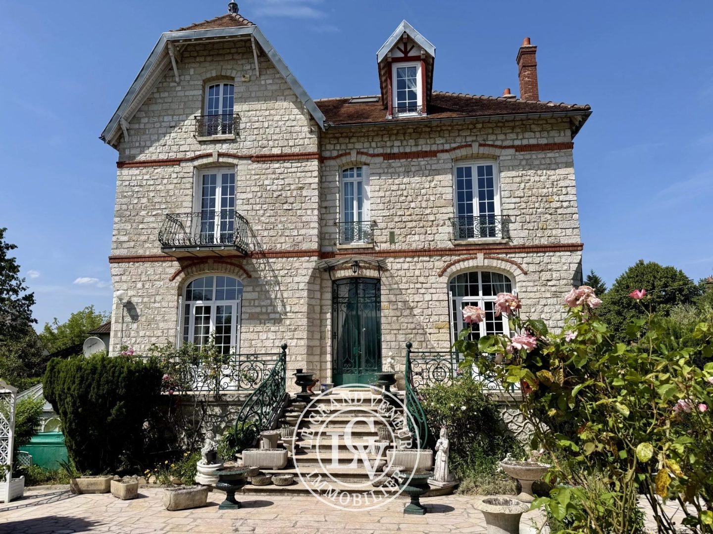 PROCHE FONTAINEBLEAU – VULAINES SUR SEINE – DEMEURE BOURGEOISE DE CARACTÈRE – 351 M² – JARDIN PAYSAGER