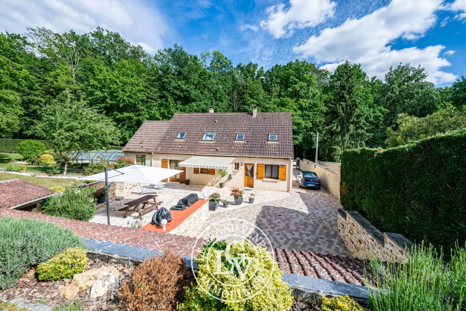 À PROXIMITÉ DE FONTAINEBLEAU – MAISON FAMILIALE  AVEC PISCINE COUVERTE SUR TERRAIN PAYSAGÉ DE 2766 M2