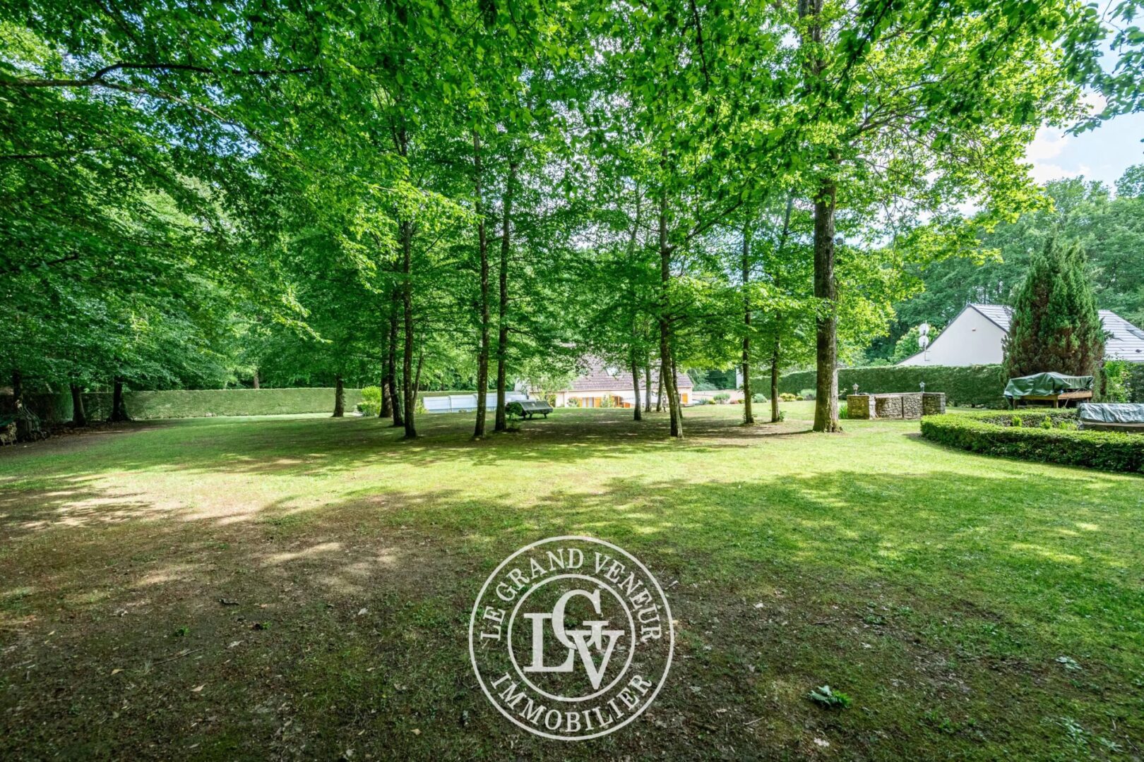 À PROXIMITÉ DE FONTAINEBLEAU – MAISON FAMILIALE  AVEC PISCINE COUVERTE SUR TERRAIN PAYSAGÉ DE 2766 M2