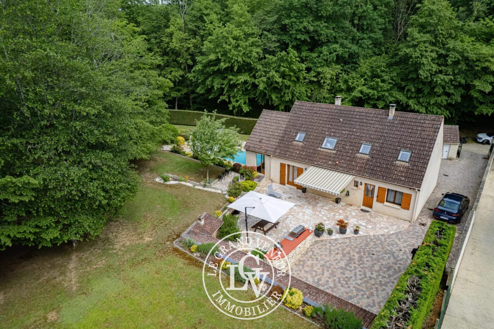 À PROXIMITÉ DE FONTAINEBLEAU – MAISON FAMILIALE  AVEC PISCINE COUVERTE SUR TERRAIN PAYSAGÉ DE 2766 M2