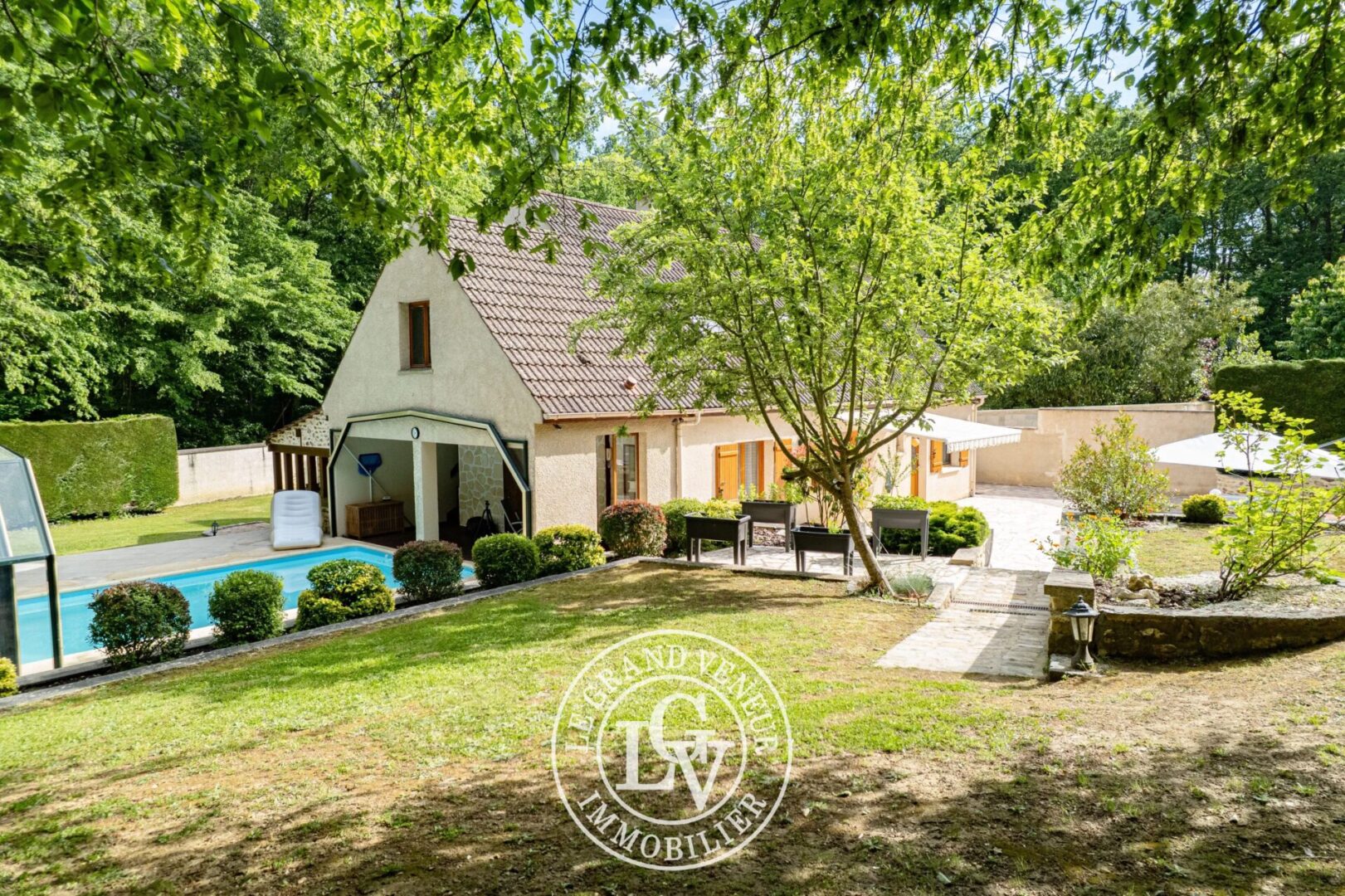 À PROXIMITÉ DE FONTAINEBLEAU – MAISON FAMILIALE  AVEC PISCINE COUVERTE SUR TERRAIN PAYSAGÉ DE 2766 M2