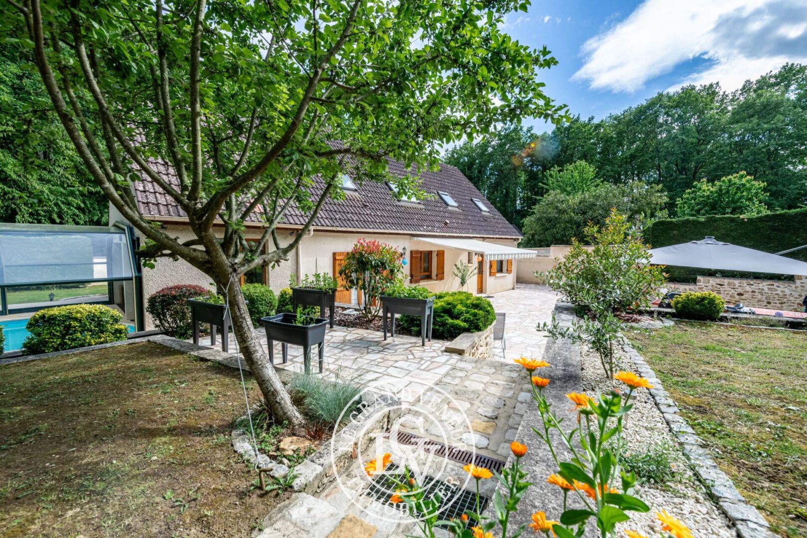 À PROXIMITÉ DE FONTAINEBLEAU – MAISON FAMILIALE  AVEC PISCINE COUVERTE SUR TERRAIN PAYSAGÉ DE 2766 M2