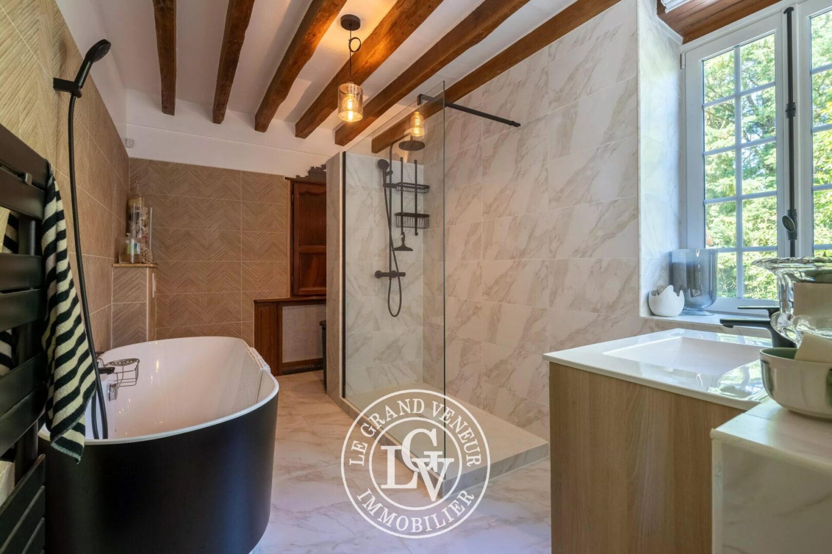 A 30 MINUTES DE FONTAINEBLEAU – FERME DE CARACTÈRE DU XIXᵉ SIÈCLE AVEC PISCINE – RÉNOVATION D&rsquo;EXCEPTION SUR UN DOMAINE PRIVÉ DE 6 200 M²