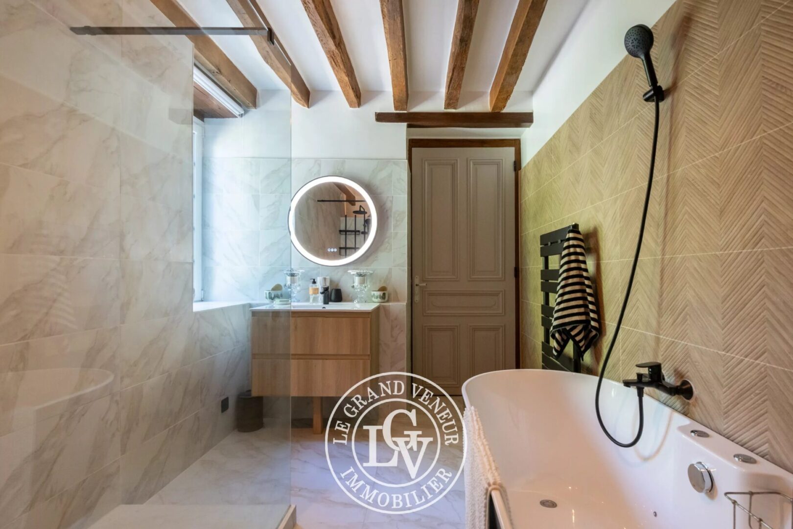 A 30 MINUTES DE FONTAINEBLEAU – FERME DE CARACTÈRE DU XIXᵉ SIÈCLE AVEC PISCINE – RÉNOVATION D&rsquo;EXCEPTION SUR UN DOMAINE PRIVÉ DE 6 200 M²