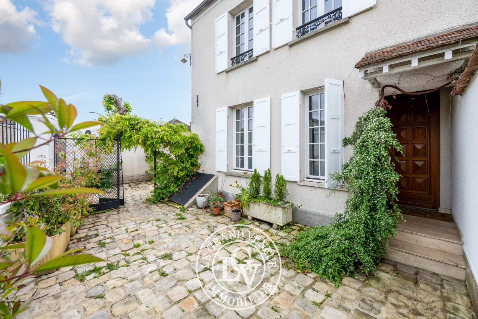 AVON – A PROXIMITÉ DE LA FORÊT – MAISON FAMILIALE DE 118M2 AVEC DÉPENDANCE