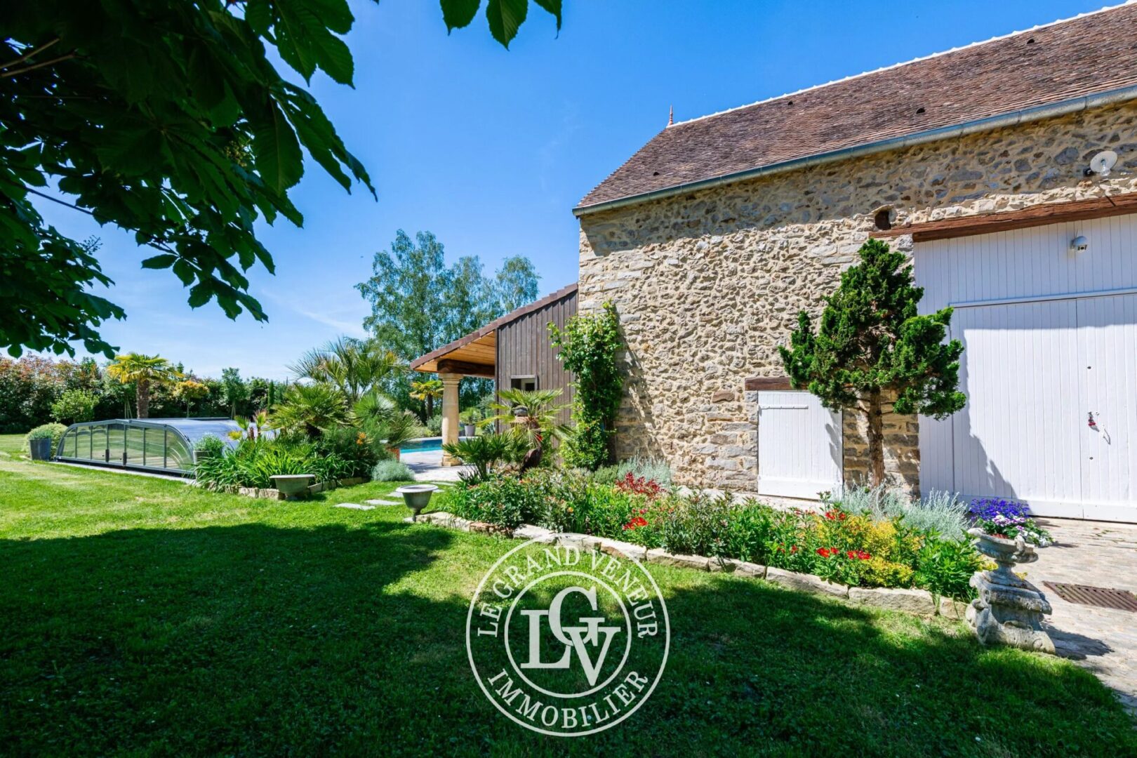 A 30 MINUTES DE FONTAINEBLEAU – FERME DE CARACTÈRE DU XIXᵉ SIÈCLE AVEC PISCINE – RÉNOVATION D&rsquo;EXCEPTION SUR UN DOMAINE PRIVÉ DE 6 200 M²