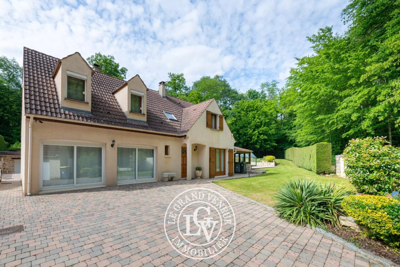 À PROXIMITÉ DE FONTAINEBLEAU – MAISON FAMILIALE AVEC PISCINE COUVERTE SUR TERRAIN PAYSAGÉ DE 2766 M2