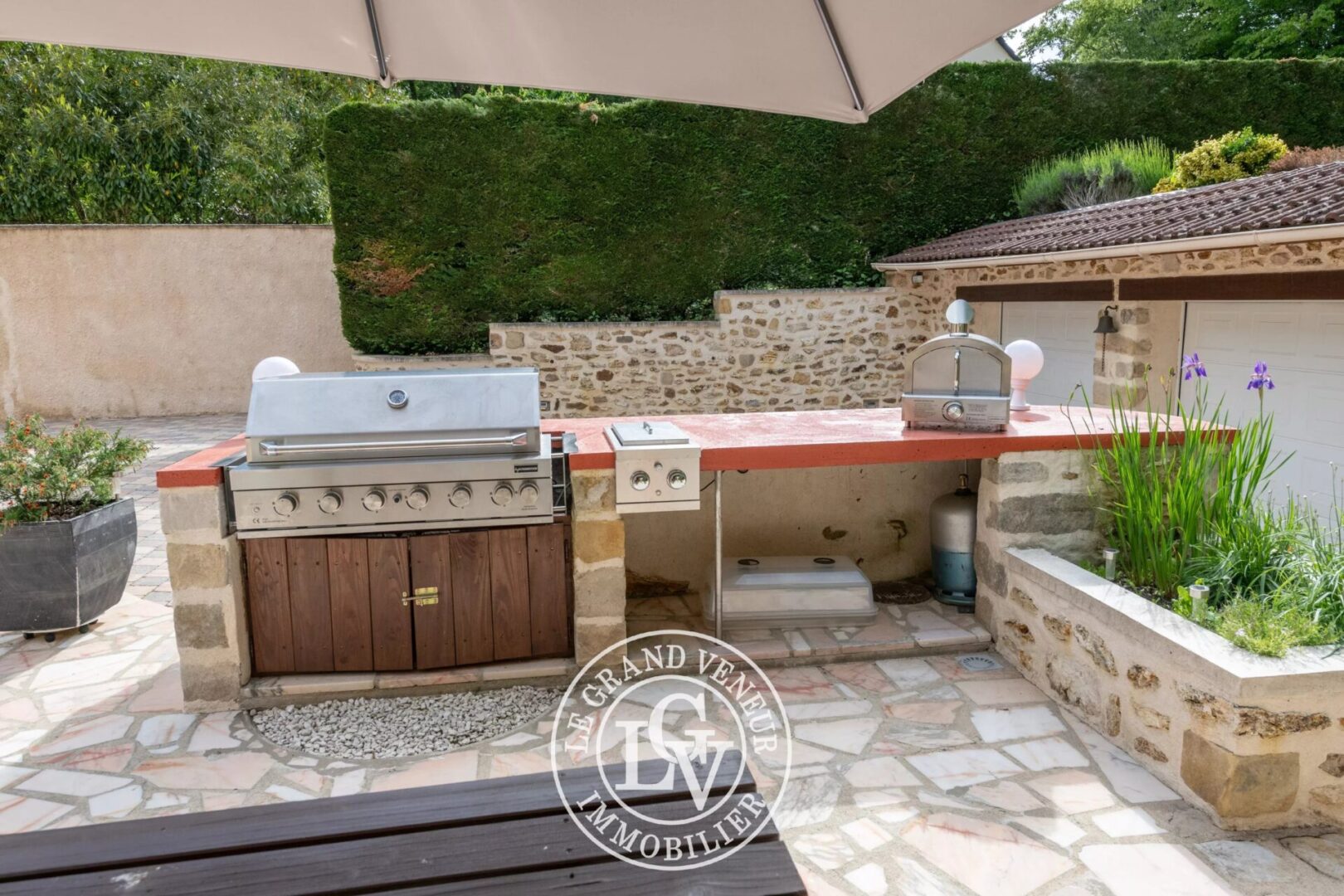 À PROXIMITÉ DE FONTAINEBLEAU – MAISON FAMILIALE AVEC PISCINE COUVERTE SUR TERRAIN PAYSAGÉ DE 2766 M2