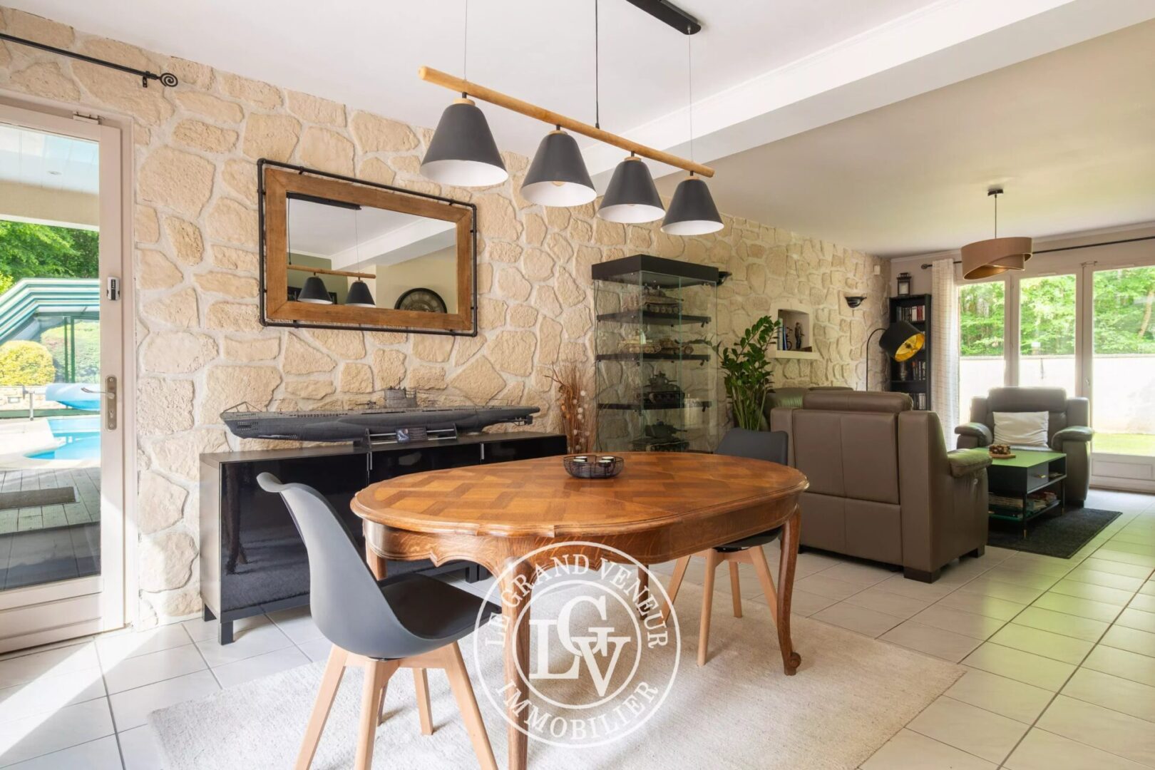 À PROXIMITÉ DE FONTAINEBLEAU – MAISON FAMILIALE AVEC PISCINE COUVERTE SUR TERRAIN PAYSAGÉ DE 2766 M2