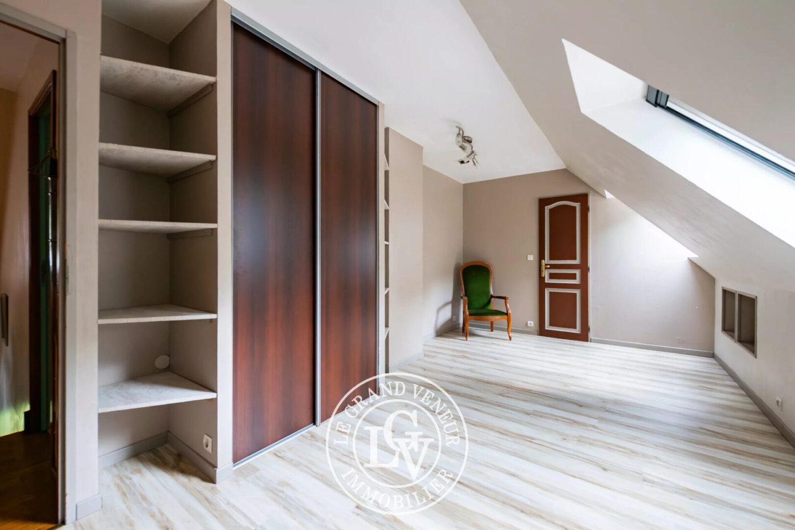 À PROXIMITÉ DE FONTAINEBLEAU – MAISON FAMILIALE AVEC PISCINE COUVERTE SUR TERRAIN PAYSAGÉ DE 2766 M2