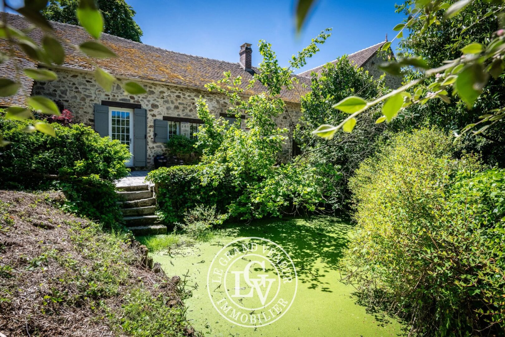 A 30 MINUTES DE FONTAINEBLEAU – FERME DE CARACTÈRE DU XIXᵉ SIÈCLE AVEC PISCINE – RÉNOVATION D&rsquo;EXCEPTION SUR UN DOMAINE PRIVÉ DE 6 200 M²