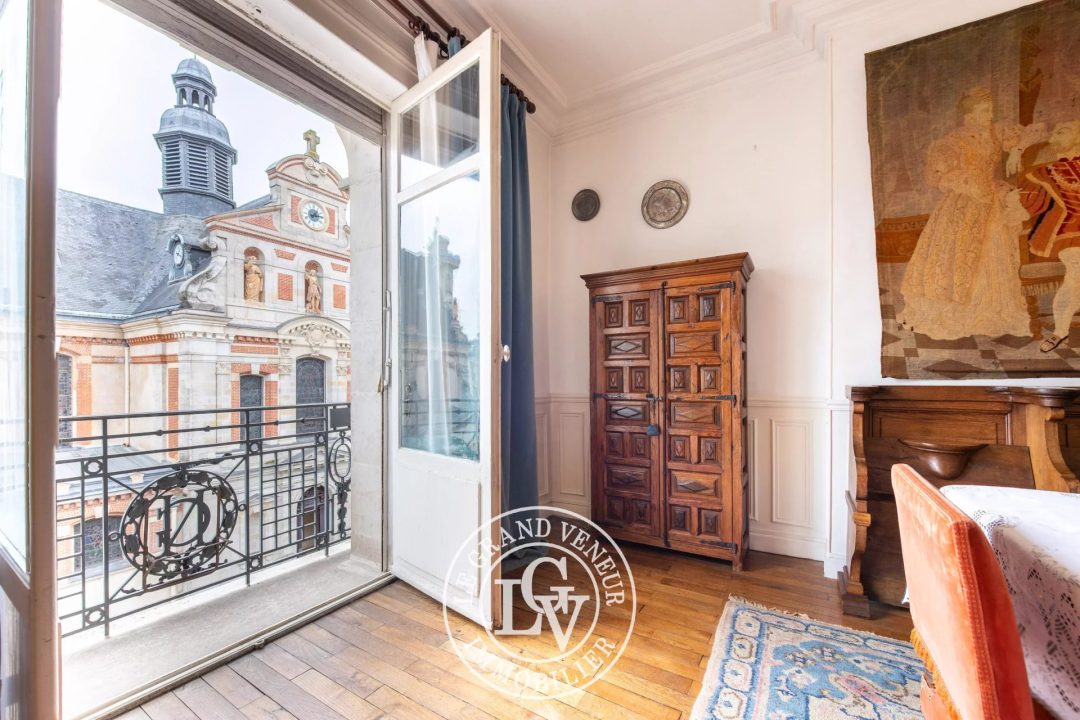 FONTAINEBLEAU – HYPER CENTRE – APPARTEMENT FAMILIAL DE STANDING – 5 CHAMBRES- 175 M²